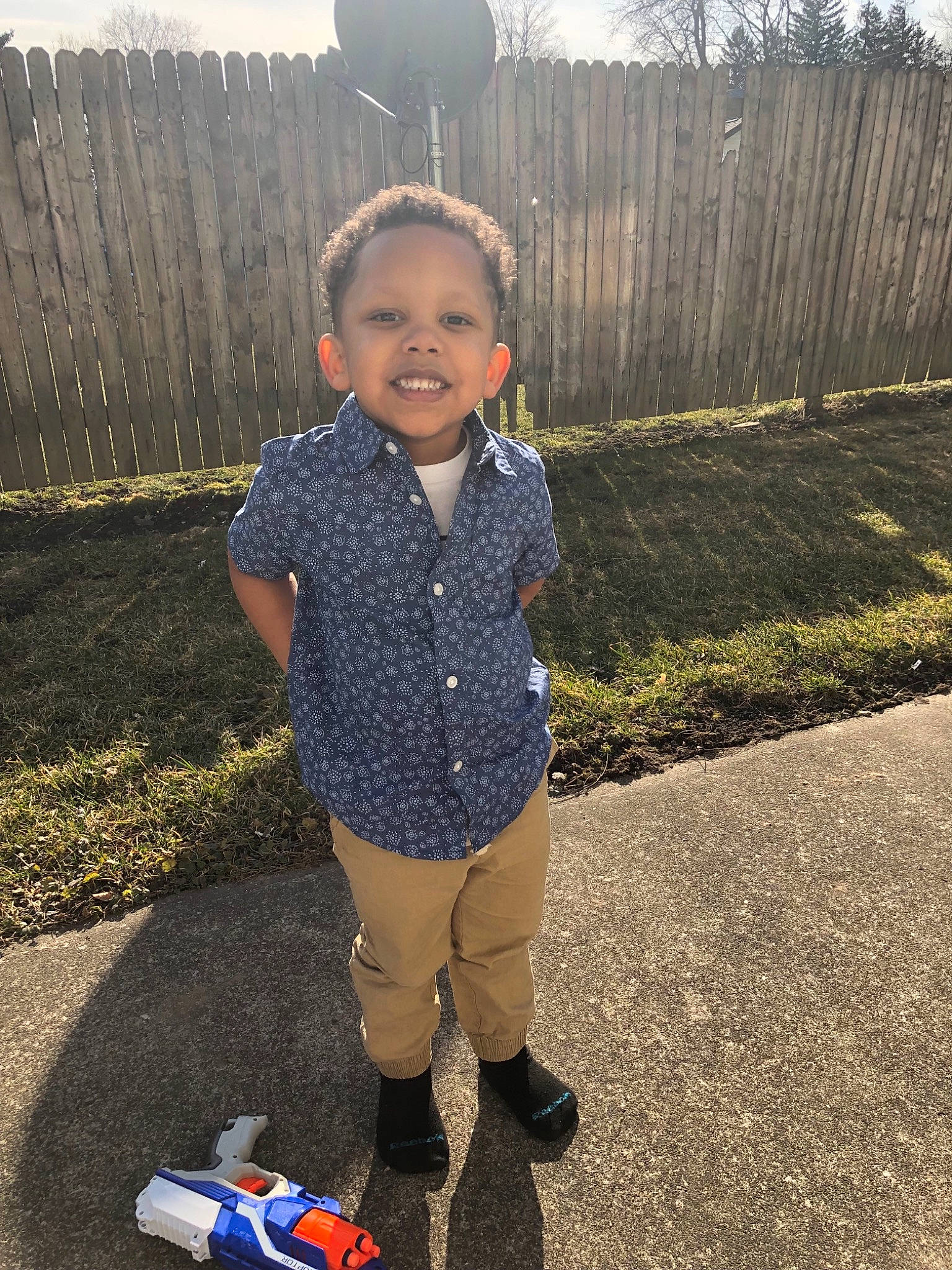 Amadou is registered to the contest to win money with this photo: asphalt, child, cool, denim, electric_blue, footwear, fun, grass, jeans, joy, leaf, outerwear, person, play, shoe, smile, soil, standing, t_shirt, toddler