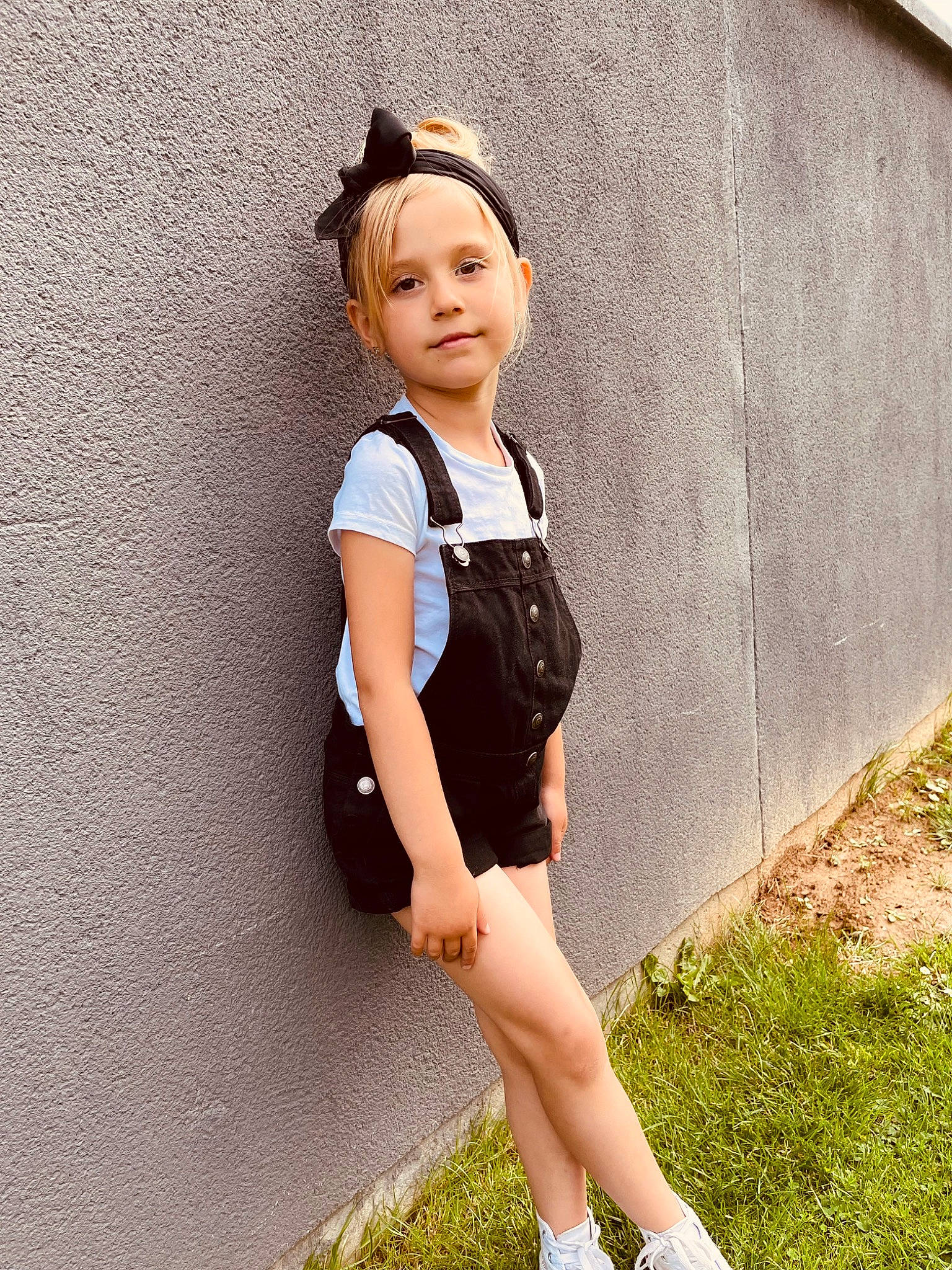 Hanae participe au concours pour gagner de l'argent avec cette photo : black_hair, brown_hair, denim, electric_blue, flash_photography, grass, hairstyle, happy, human_leg, jewellery, knee, long_hair, neck, pattern, person, sleeve, sportswear, t_shirt, thigh, trunk