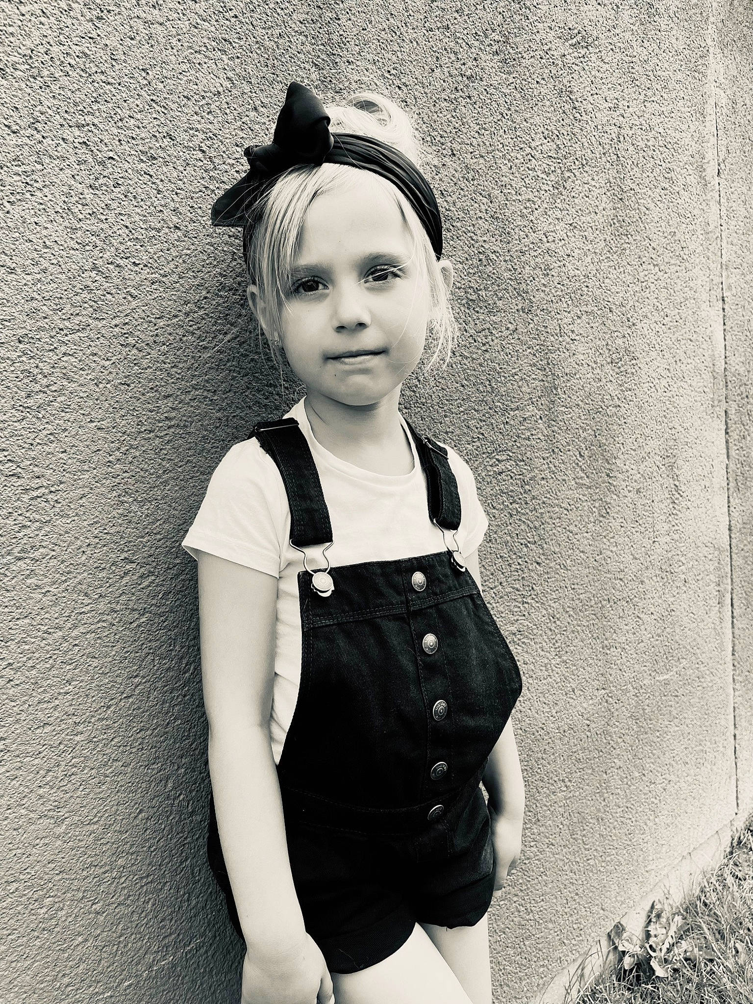Hanae participe au concours pour gagner de l'argent avec cette photo : baby_toddler_clothing, black_and_white, costume_hat, day_dress, eyewear, facial_expression, flash_photography, happy, monochrome, monochrome_photography, pattern, people_in_nature, person, sleeve, smile, standing, style, tints_and_shades, toddler, vintage_clothing