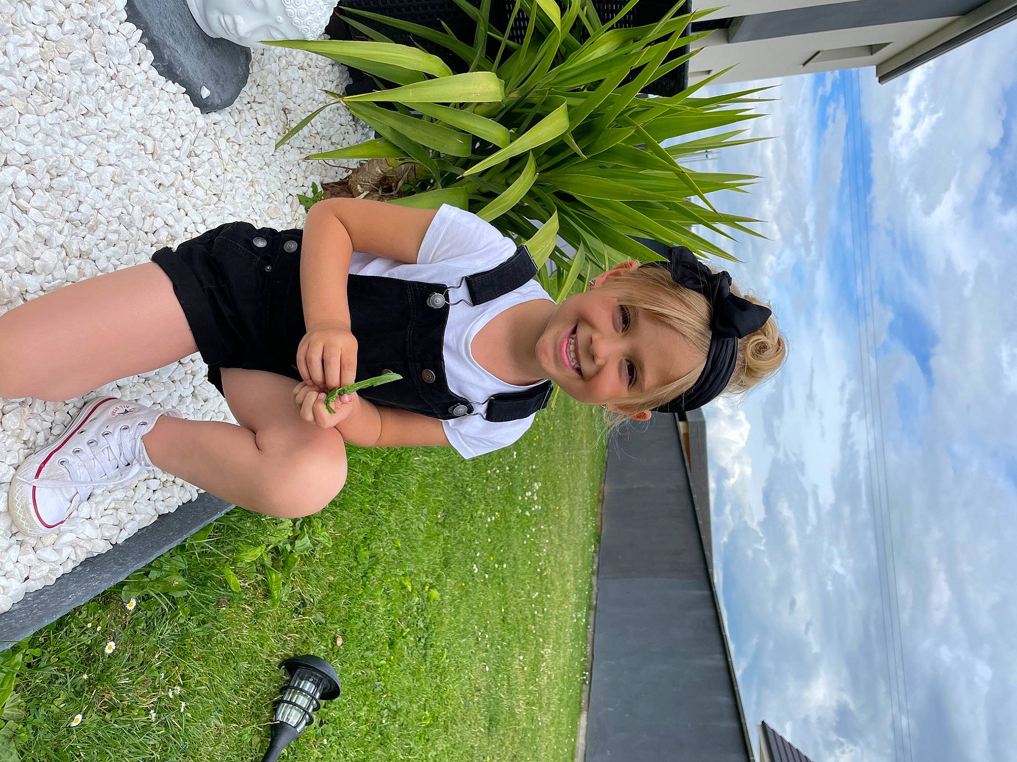 Hanae participe au concours pour gagner de l'argent avec cette photo : arecales, ball, elbow, fun, grass, green, happy, headwear, human_leg, joy, knee, leisure, person, plant, sandal, smile, sportswear, thigh, vacation, waist