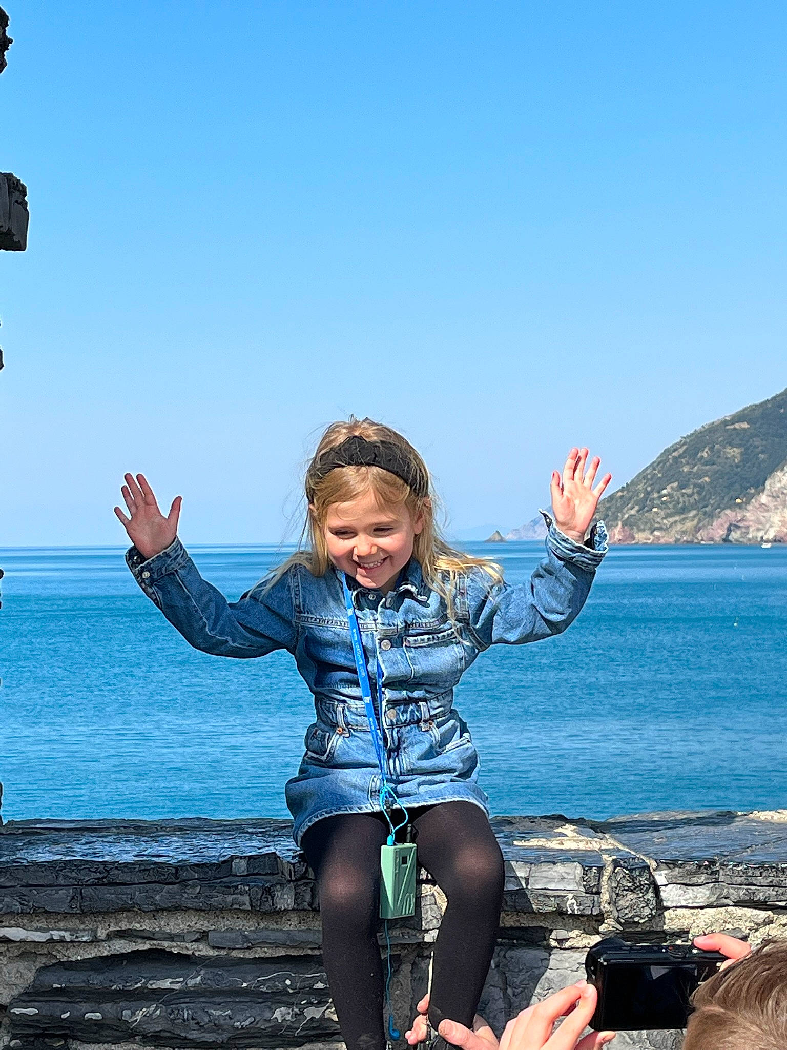 Hanae a rejoint le concours — aidez-le/la à gagner de superbes lots ! arm, azure, beach, finger, flash_photography, fun, gesture, hand, happy, jacket, joy, lake, leisure, people_in_nature, person, sky, sleeve, smile, street_light, toddler