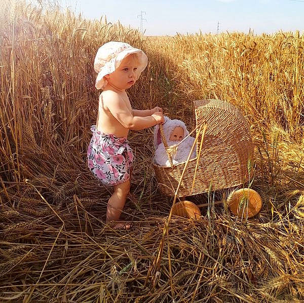 Romy a rejoint le concours — aidez-le/la à gagner de superbes lots ! adaptation, agriculture, basket, farmworker, field, fun, grass, grassland, happy, hat, hay, human_leg, landscape, mammal, people_in_nature, person, prairie, sky, toddler, vertebrate