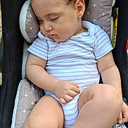 Jacob a rejoint le concours — aidez-le/la à gagner de superbes lots ! baby, sleeping, car_seat, onesie, child, infant, cushion, peaceful, relaxed, cute, fingers, legs, chubby, indoors, head, face, skin, foot, toe, clothing
