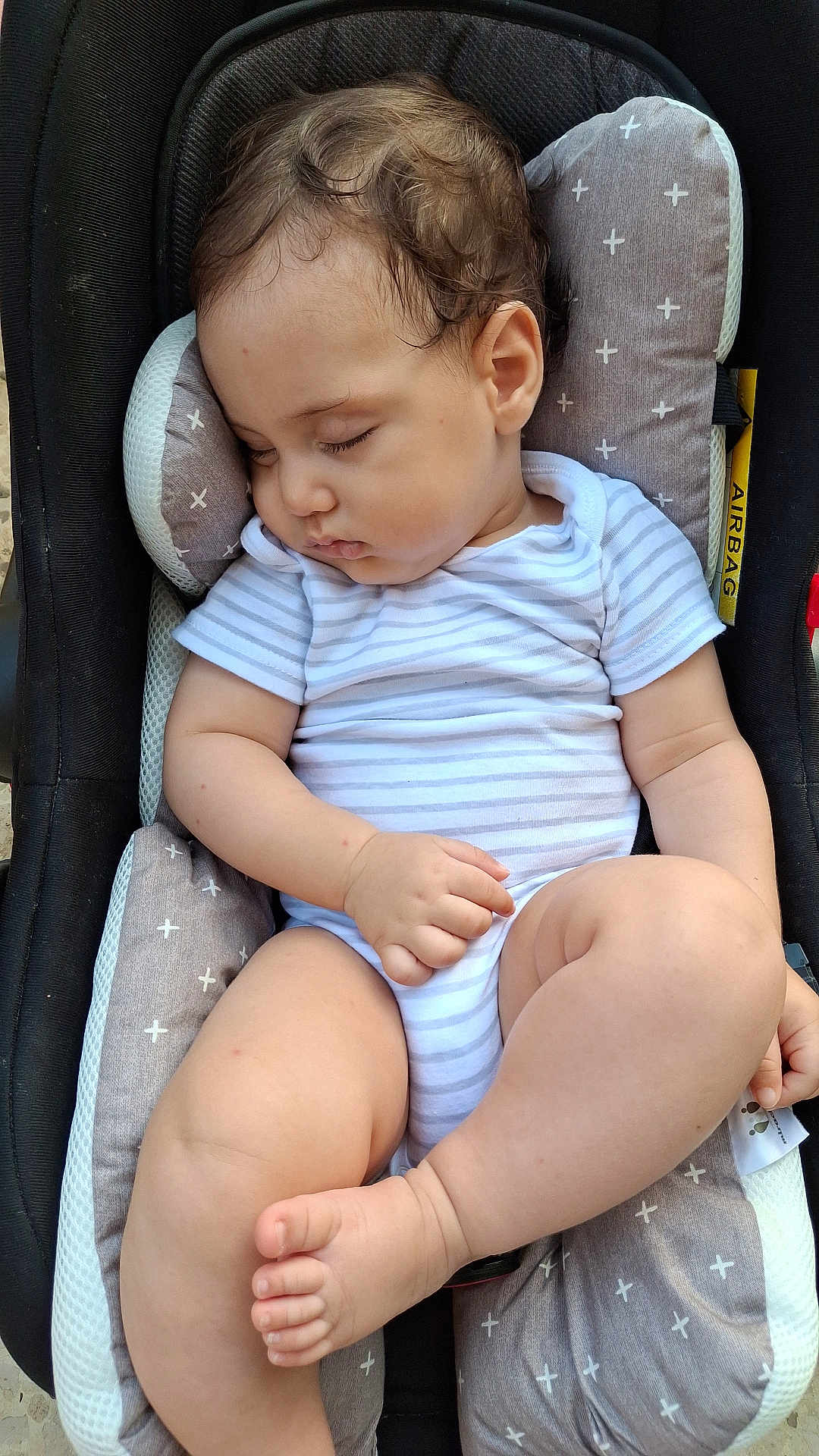 Jacob a rejoint le concours — aidez-le/la à gagner de superbes lots ! baby, sleeping, car_seat, onesie, child, infant, cushion, peaceful, relaxed, cute, fingers, legs, chubby, indoors, head, face, skin, foot, toe, clothing