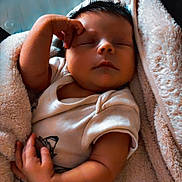 Valentina a rejoint le concours — aidez-le/la à gagner de superbes lots ! baby, sleeping, blanket, infant, cute, soft, cozy, child, peaceful, hand, face, clothing, indoors, rest, newborn, portrait, closeup, person, warm, toddler