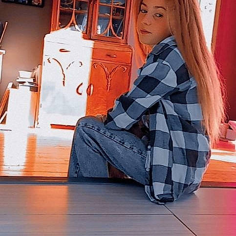 Océane a rejoint le concours — aidez-le/la à gagner de superbes lots ! bag, blazer, denim, electric_blue, fashion, fashion_design, flooring, human_leg, joint, knee, luggage_and_bags, orange, person, plaid, shoe, shoulder, sleeve, street_fashion, tartan, thigh