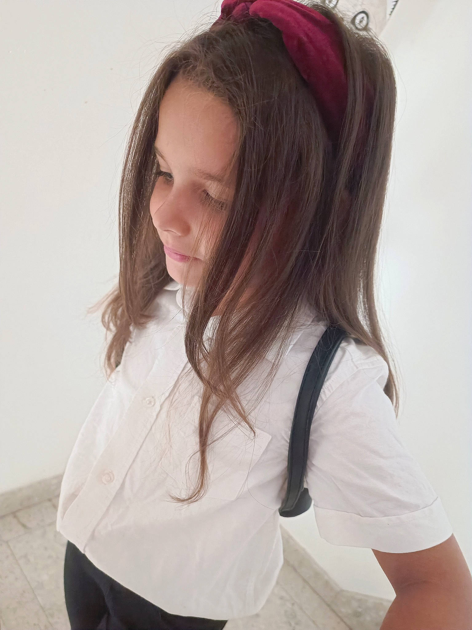 Layla a rejoint le concours — aidez-le/la à gagner de superbes lots ! black_hair, clothing, cool, elbow, eyelash, eyewear, gesture, happy, jewellery, layered_hair, lip, long_hair, neck, outerwear, person, shoulder, sleeve, smile, t_shirt, thigh