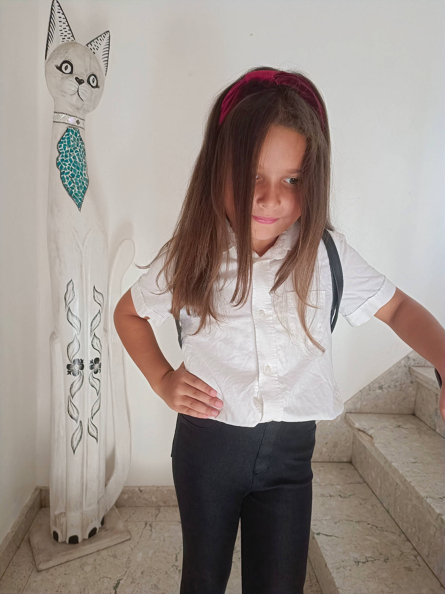 Layla a rejoint le concours — aidez-le/la à gagner de superbes lots ! cool, elbow, flash_photography, gesture, happy, human_body, joint, knee, long_hair, neck, pattern, person, shoulder, sleeve, style, t_shirt, textile, thigh, trunk, waist