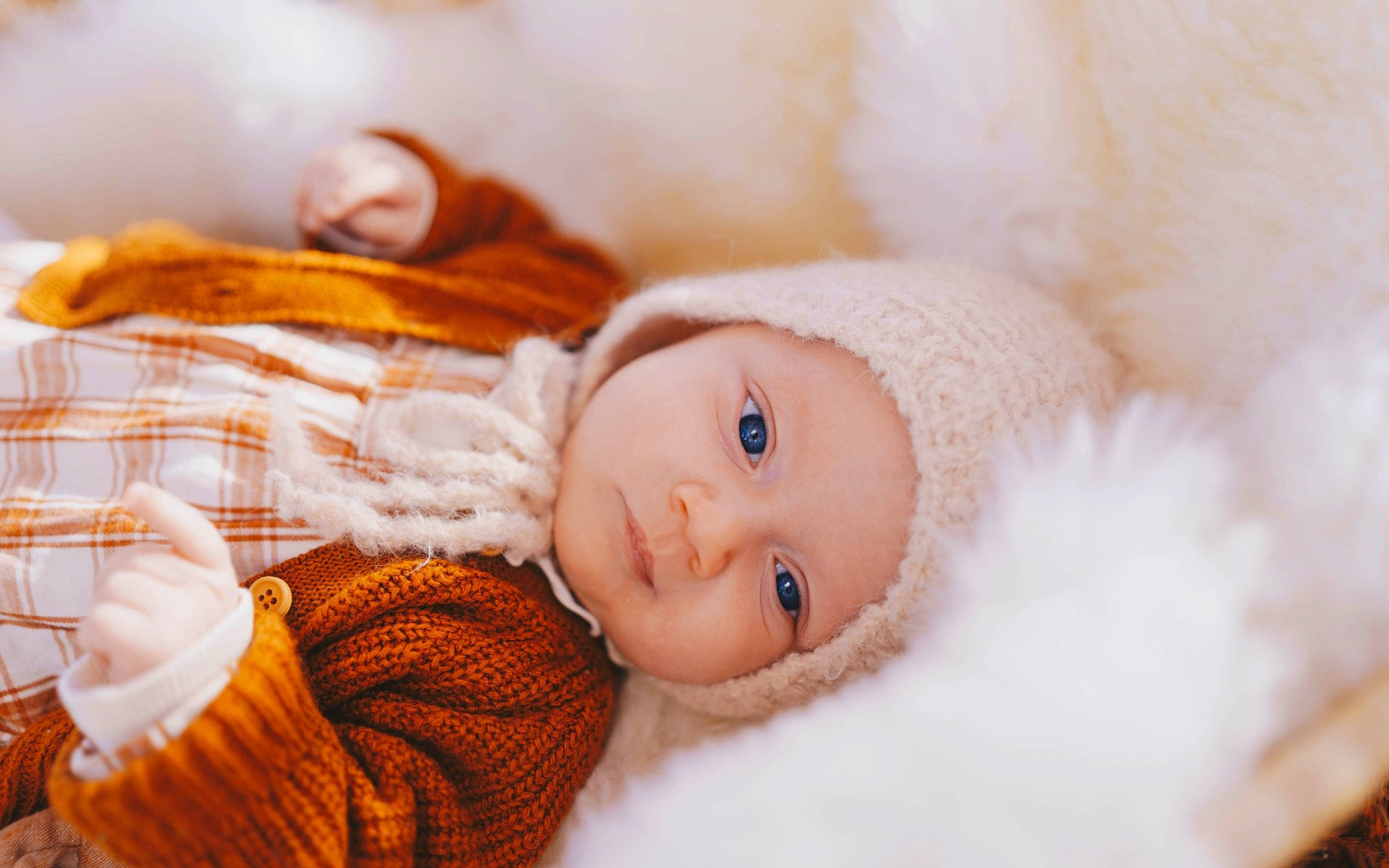 Marcelino participe au concours pour gagner de l'argent avec cette photo : baby, baby_toddler_clothing, cap, cheek, child, comfort, eyelash, fur, happy, hat, headwear, iris, knit_cap, lip, nose, person, skin, textile, toddler, wood