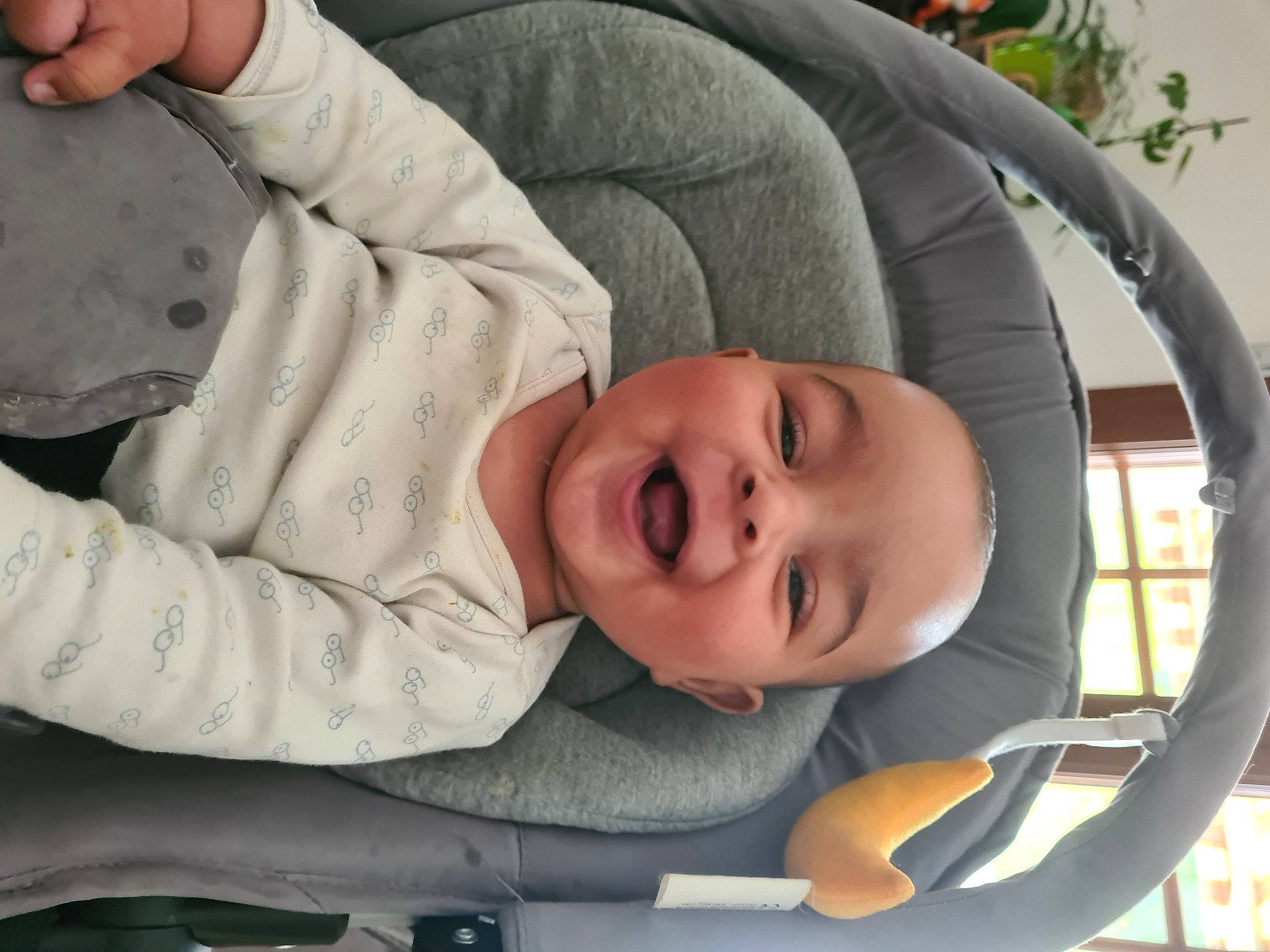 Rafi a rejoint le concours — aidez-le/la à gagner de superbes lots ! baby, baby_carriage, baby_products, baby_safety, baby_toddler_clothing, cheek, child, comfort, eye, eyelash, grass, happy, joy, nose, person, sleeve, smile, toddler, tree, window