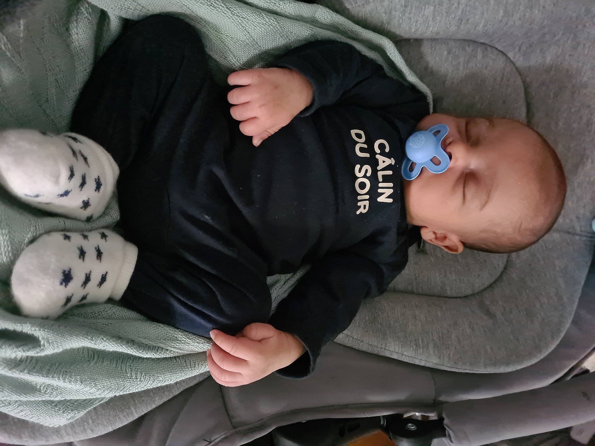 Rafi a rejoint le concours — aidez-le/la à gagner de superbes lots ! arm, baby, baby_in_car_seat, baby_products, baby_toddler_clothing, car_seat, cheek, child, comfort, facial_expression, finger, gesture, grey, hand, human, person, product, sitting, sleeve, toddler