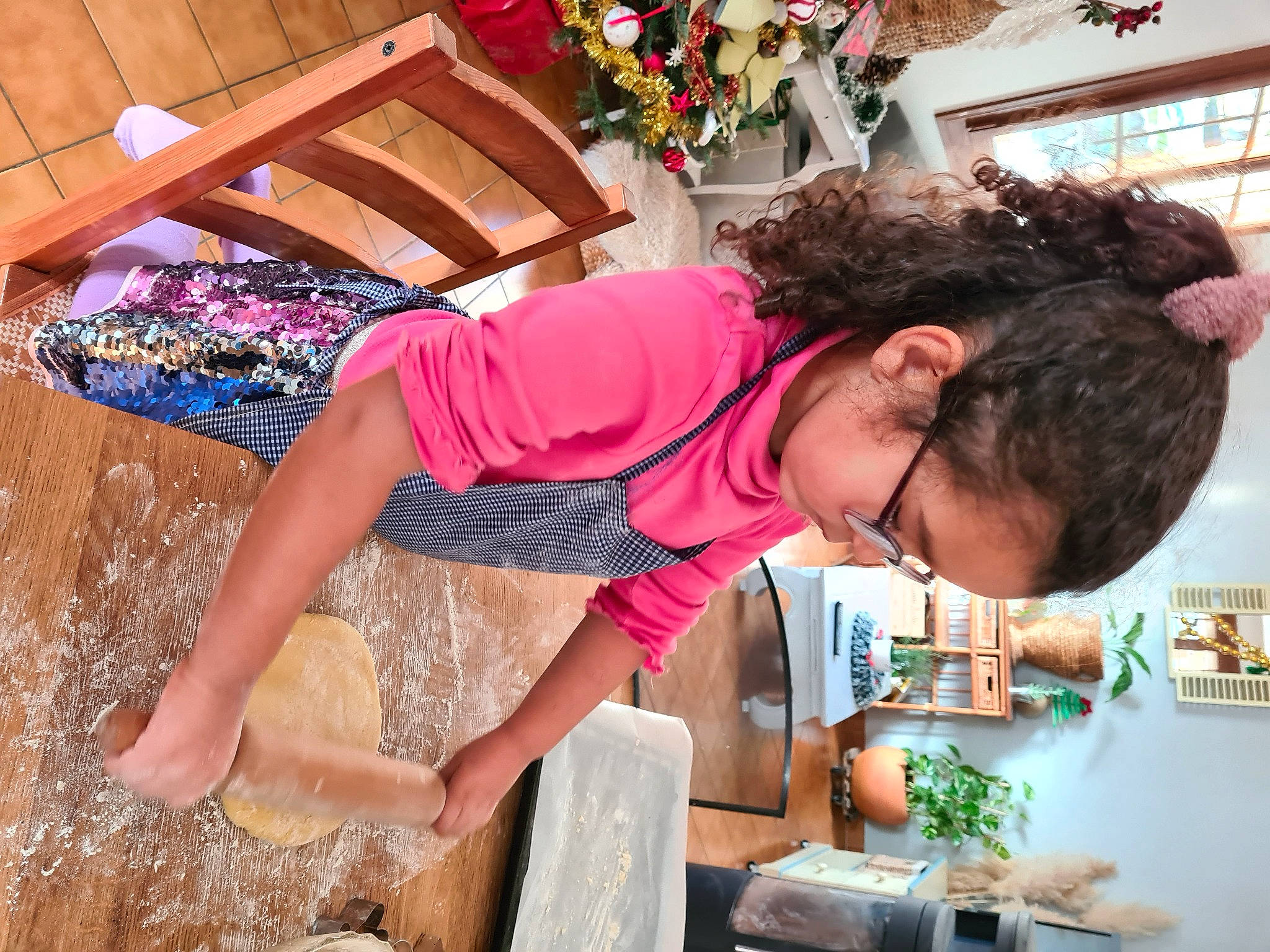 Louisa a rejoint le concours — aidez-le/la à gagner de superbes lots ! child, eyewear, fun, happy, houseplant, human_leg, leisure, magenta, pattern, person, plant, play, room, soil, stairs, t_shirt, thigh, toddler, vacation, waist