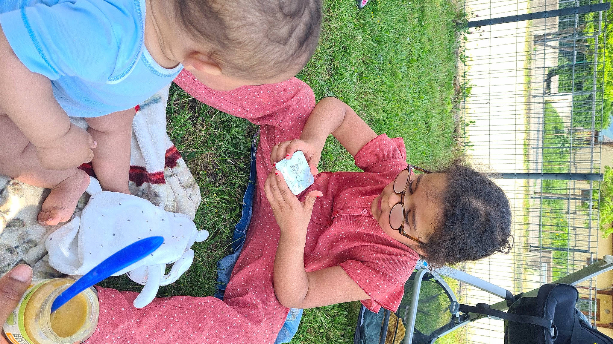 Louisa participe au concours pour gagner de l'argent avec cette photo : baby, baby_toddler_clothing, backpack, child, clothing, event, fun, grass, grass_family, happy, leisure, people_in_nature, person, plant, play, recreation, sharing, sitting, skin, toddler