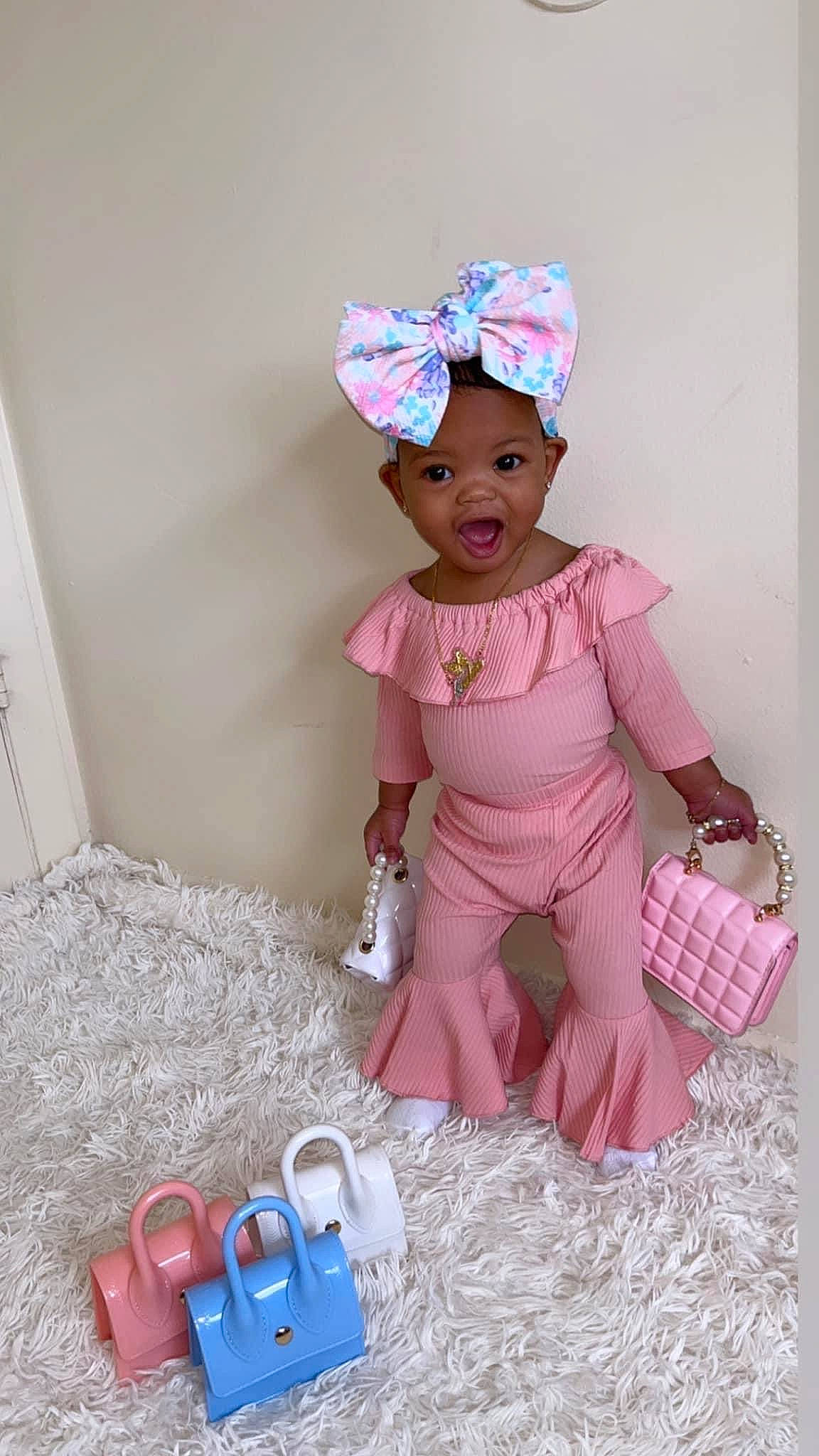 Malía is registered to the contest to win money with this photo: baby, baby_products, baby_toddler_clothing, baby_toys, child, costume, fashion_accessory, fun, happy, headwear, magenta, paper_product, pattern, peach, person, pink, plastic, play, room, sleeve