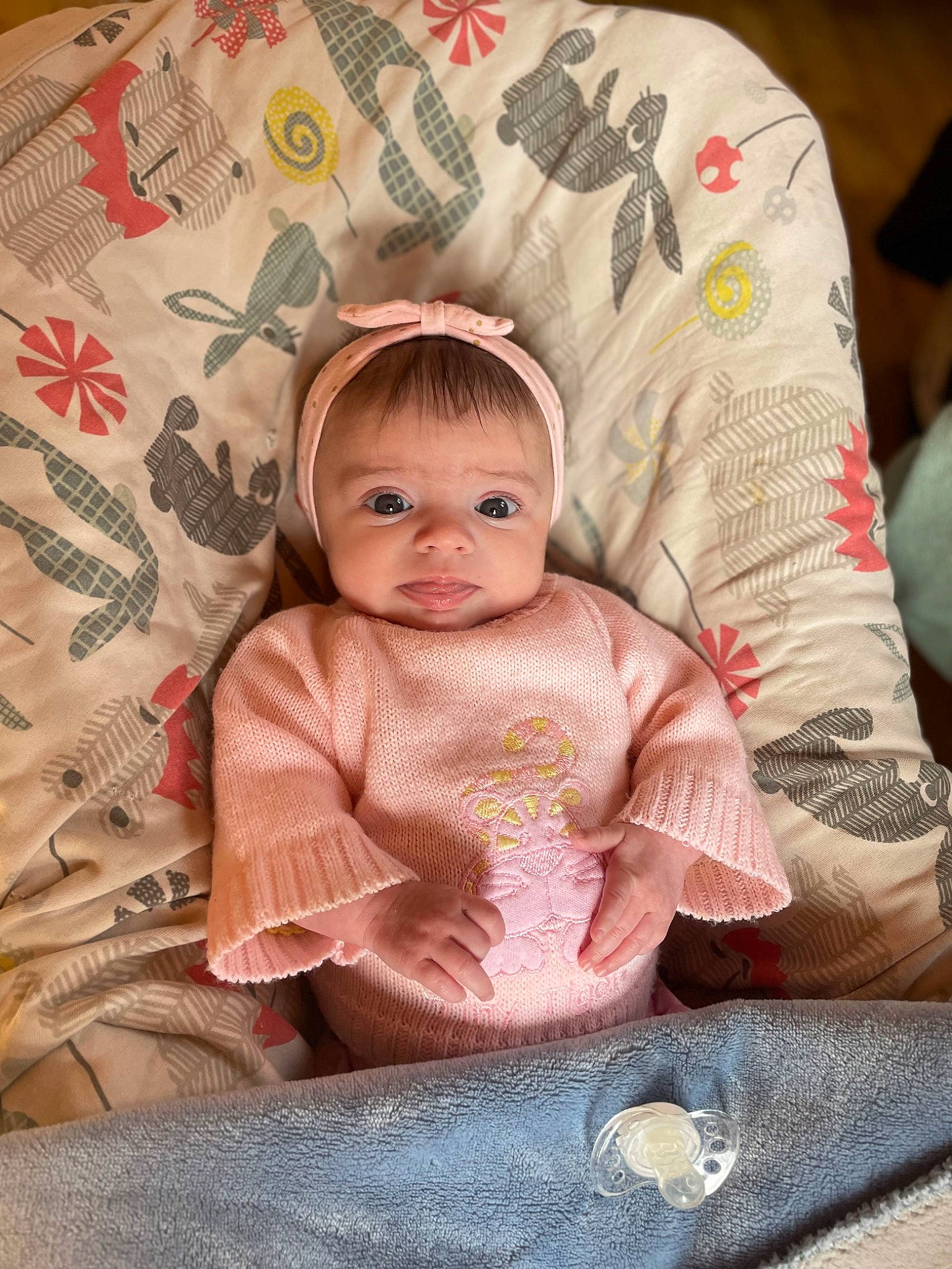 Kiara a rejoint le concours — aidez-le/la à gagner de superbes lots ! baby, baby_products, baby_toddler_clothing, cheek, child, comfort, dress, eye, face, happy, head, iris, linens, nose, pattern, person, sitting, skin, sleeve, toddler