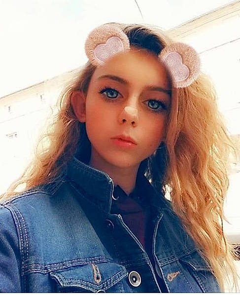 Crystal a rejoint le concours — aidez-le/la à gagner de superbes lots ! beauty, blond, brown_hair, denim, ear, eye, eyebrow, face, forehead, hair, hair_coloring, hairstyle, headgear, jacket, jeans, lip, long_hair, outerwear, person, photography