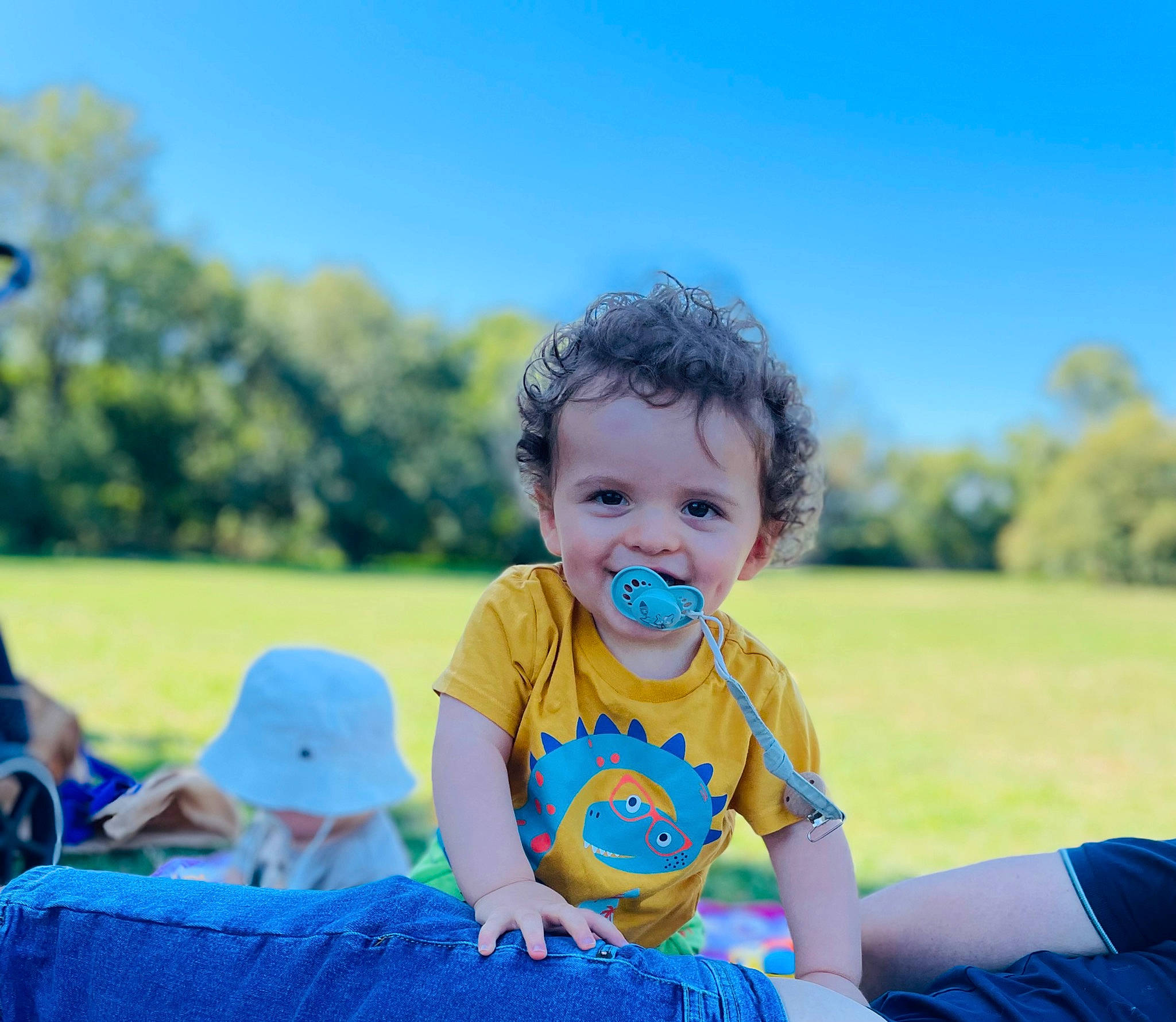 Nahël a rejoint le concours — aidez-le/la à gagner de superbes lots ! azure, baby, baby_toddler_clothing, blue, child, cool, grass, grass_family, grassland, happy, hat, joy, leisure, meadow, people_in_nature, person, public_space, recreation, sky, smile