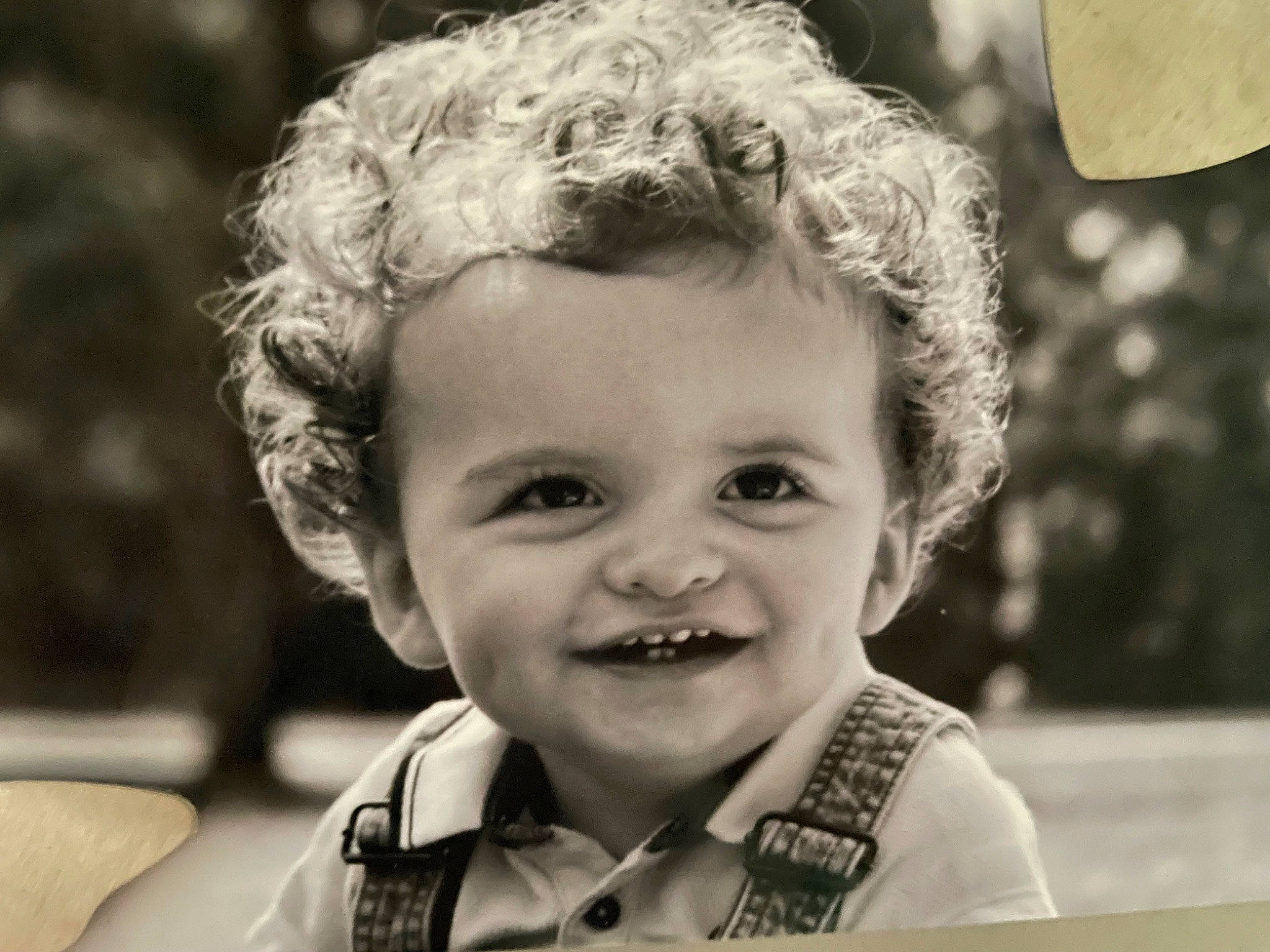 Nahël participe au concours pour gagner de l'argent avec cette photo : baby, black_and_white, cheek, close_up, eye, flash_photography, fun, hairstyle, happy, human, iris, joy, monochrome, monochrome_photography, nose, person, photograph, smile, snapshot, style