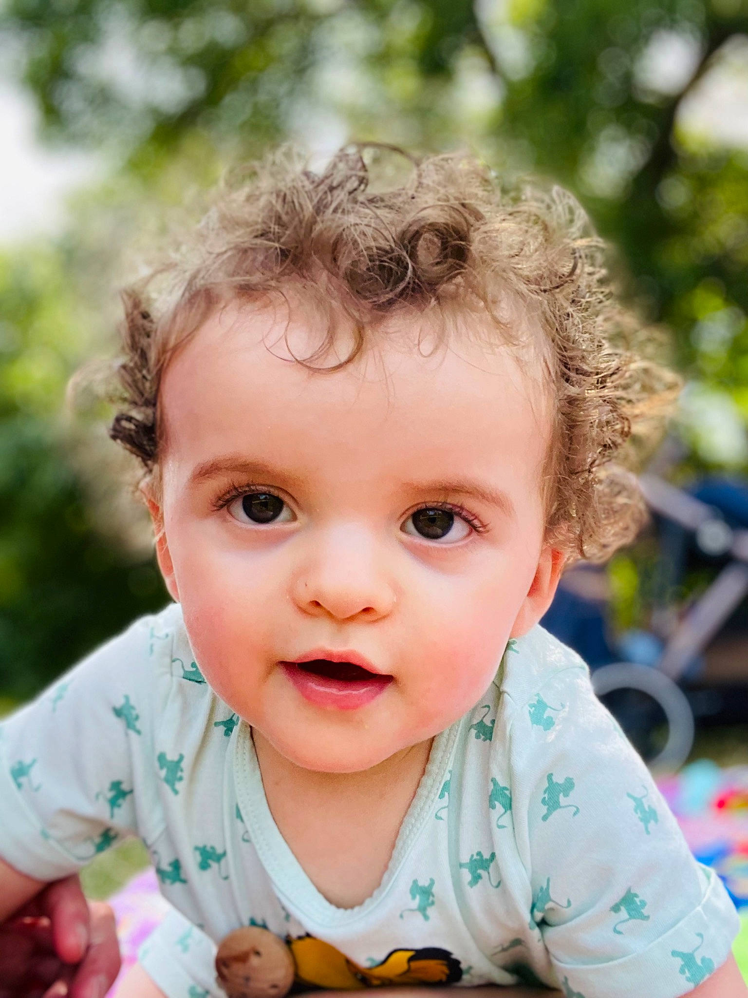 Nahël participe au concours pour gagner de l'argent avec cette photo : baby, baby_toddler_clothing, blond, cheek, child, close_up, eye, eyelash, fun, grass, happy, iris, leaf, lip, nose, people_in_nature, person, skin, sunlight, toddler