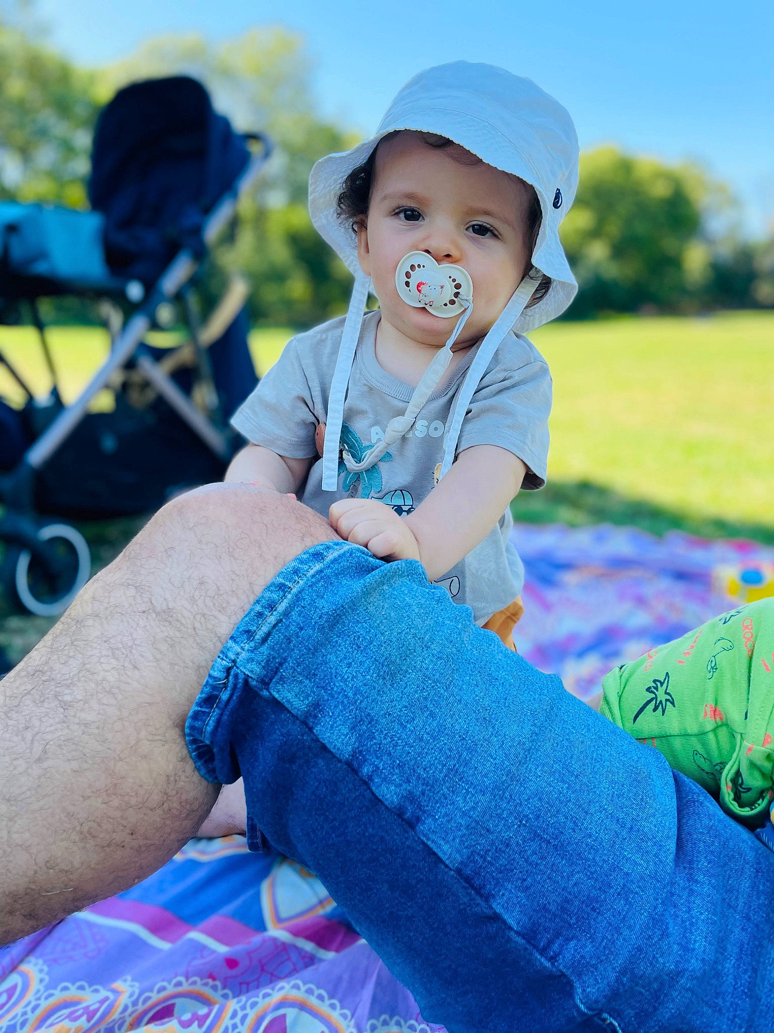 Nahïm a rejoint le concours — aidez-le/la à gagner de superbes lots ! aqua, azure, baby, baby_toddler_clothing, blue, cap, cool, dress, electric_blue, flash_photography, fun, grass, happy, hat, headwear, leisure, people_in_nature, person, sky, smile