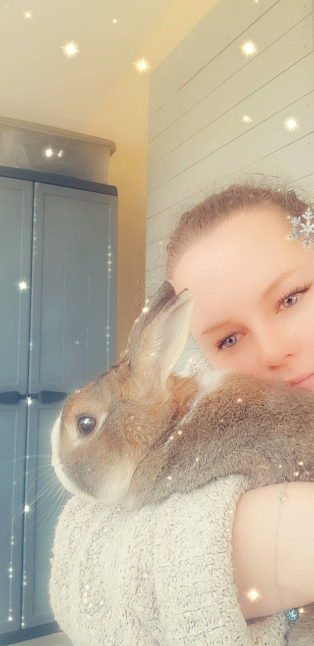 Malo a rejoint le concours — aidez-le/la à gagner de superbes lots ! bathing, child, ear, face, facial_hair, forehead, head, nose, room, selfie, skin, washing