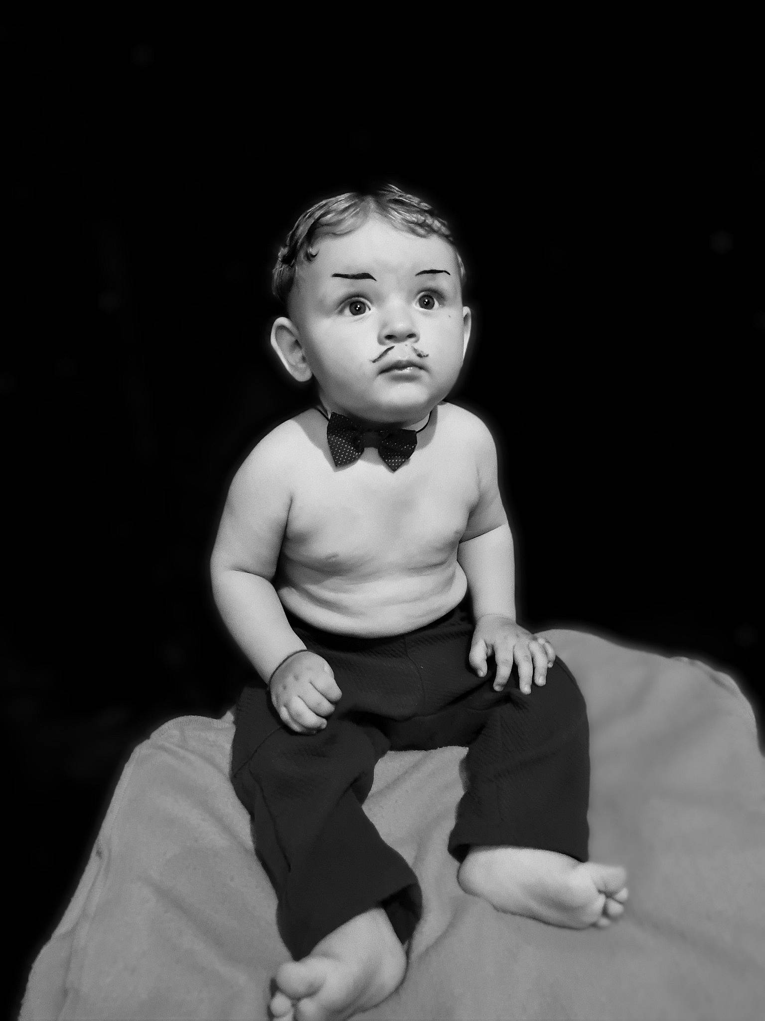 Sebastian participe au concours pour gagner de l'argent avec cette photo : baby, baby_toddler_clothing, black_and_white, cheek, child, darkness, elbow, facial_expression, flash_photography, fun, gesture, happy, human_leg, knee, monochrome, monochrome_photography, person, sitting, sleeve, standing