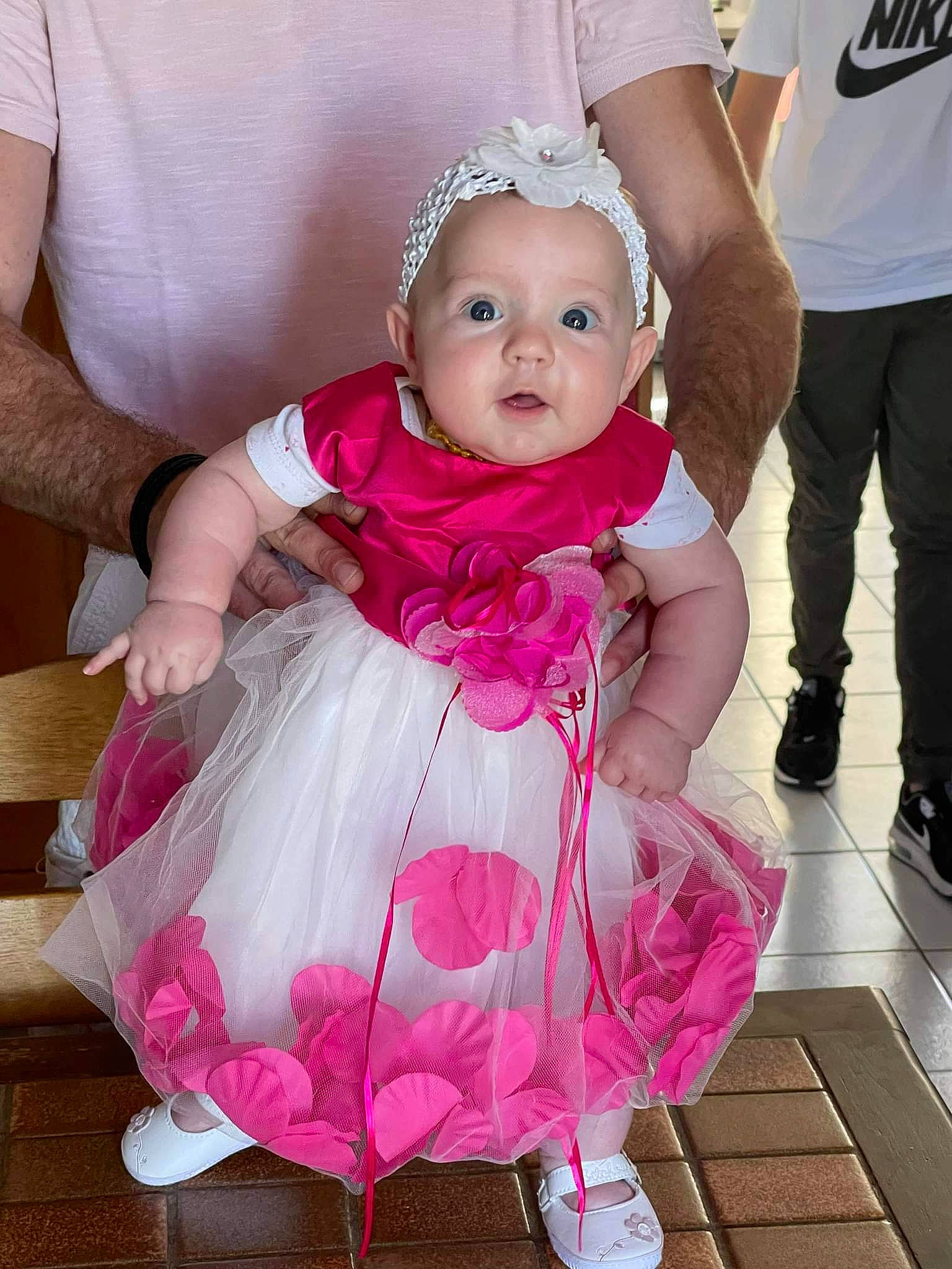 Noémy participe au concours pour gagner de l'argent avec cette photo : baby, baby_toddler_clothing, child, costume_hat, dress, event, hair_accessory, happy, headband, headpiece, jewellery, magenta, pattern, person, pink, purple, sleeve, textile, toddler, violet