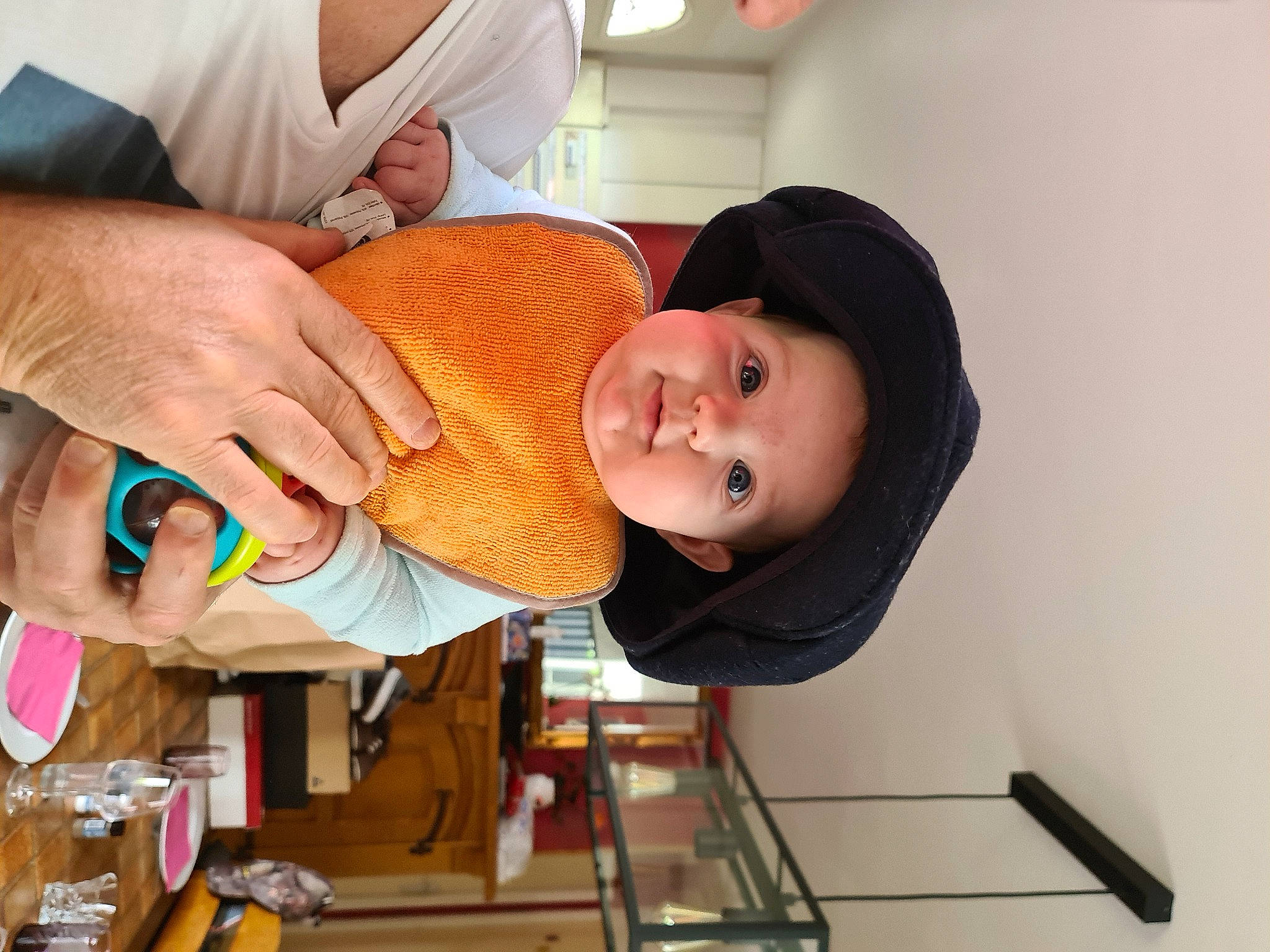 Noémy a rejoint le concours — aidez-le/la à gagner de superbes lots ! arm, baby, baby_products, baseball_cap, cap, child, comfort, elbow, fashion_accessory, finger, fun, gesture, hand, happy, hat, headwear, mouth, nail, person, room