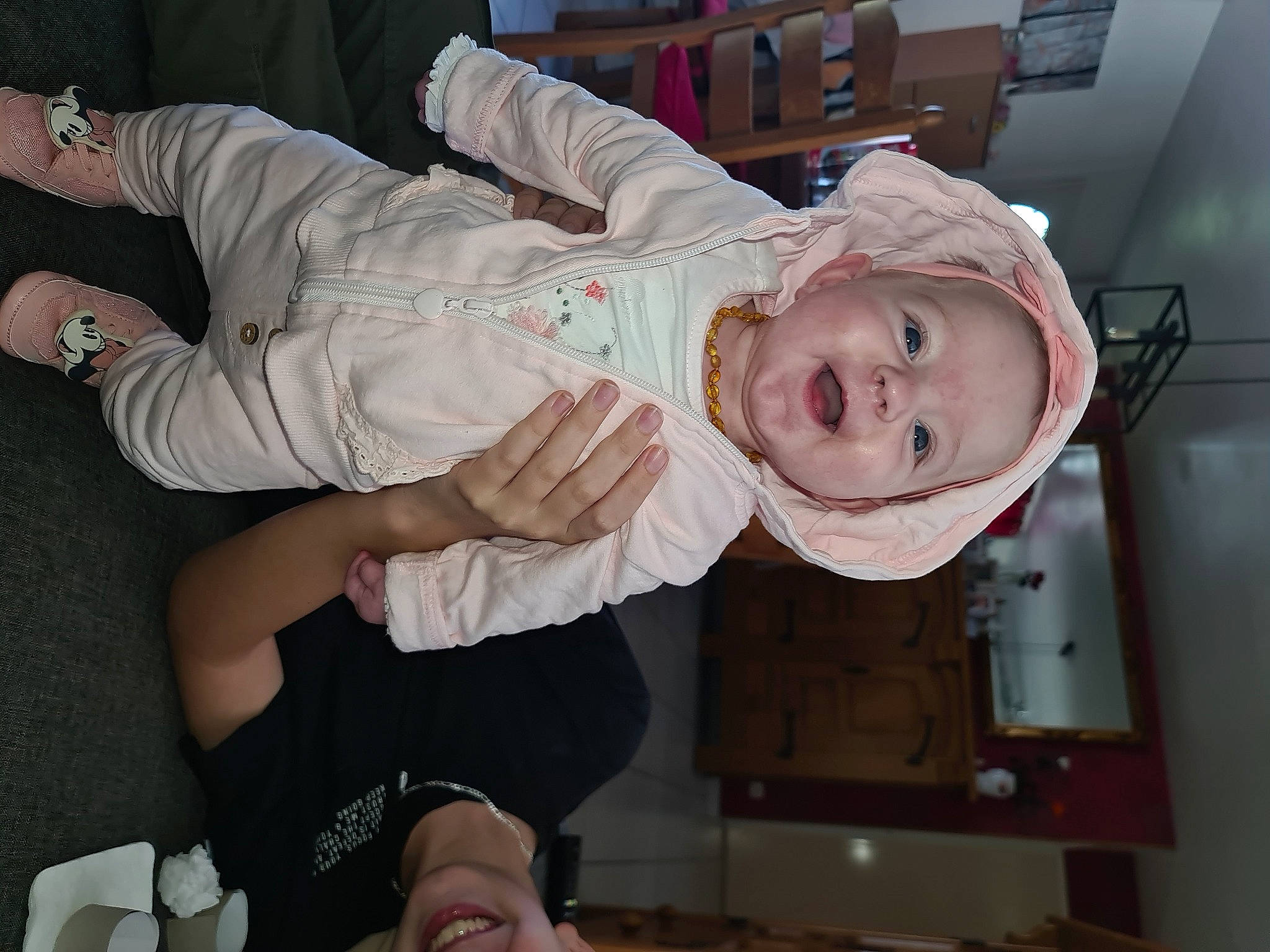 Noémy a rejoint le concours — aidez-le/la à gagner de superbes lots ! baby, baby_products, baby_safety, baby_toddler_clothing, child, comfort, elbow, finger, fun, gesture, hat, headwear, mouth, person, room, sleeve, smile, thigh, thumb, toddler