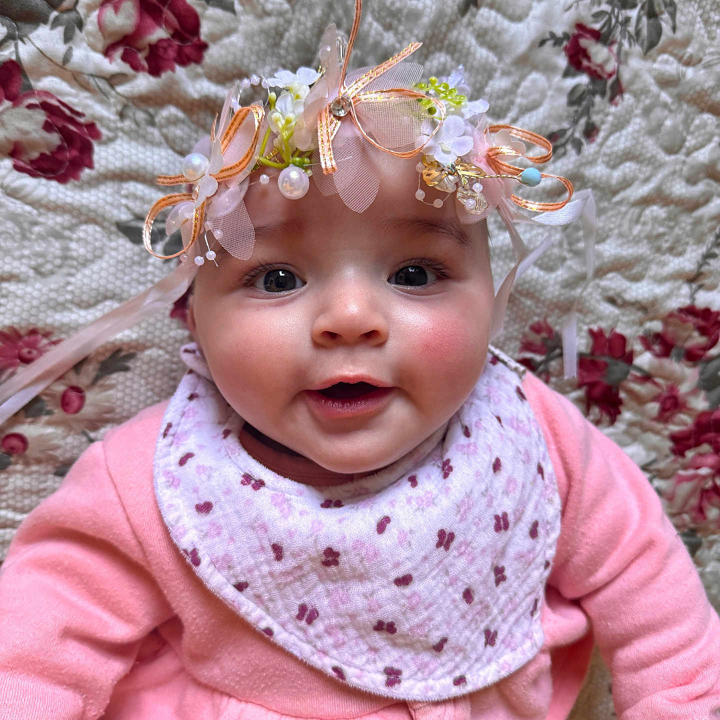 Jannah a rejoint le concours — aidez-le/la à gagner de superbes lots ! accessories, baby, bonnet, clothing, dress, face, flower, flowerarrangement, flowerbouquet, happy, hat, head, headband, jewelry, person, photography, plant, portrait, rose, scarf