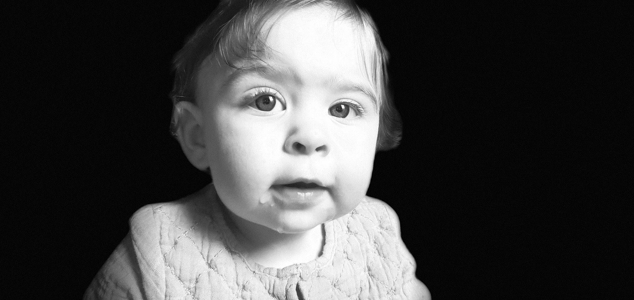 Celia participe au concours pour gagner de l'argent avec cette photo : baby, black_and_white, cheek, chin, ear, eye, eyebrow, eyelash, flash_photography, happy, human_body, iris, jaw, lip, mouth, neck, no_expression, nose, person, skin