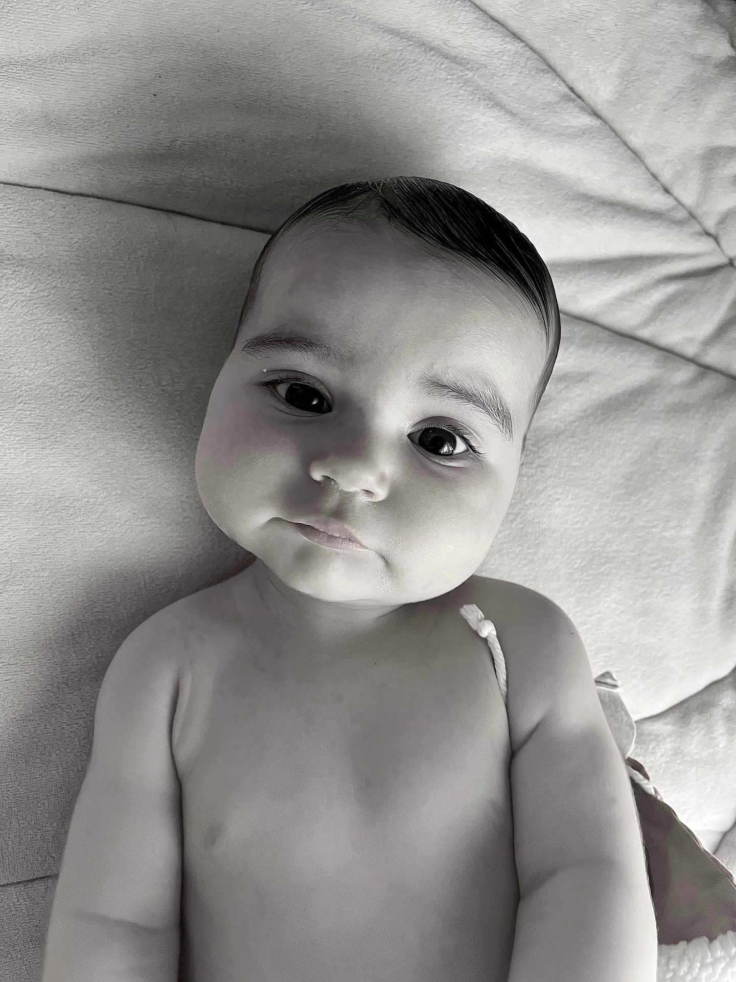Lexie a rejoint le concours — aidez-le/la à gagner de superbes lots ! baby, infant, face, eyes, skin, hair, expression, close_up, portrait, black_and_white, child, cute, lying_down, soft_texture, pout, young, person, indoors, head, shoulders