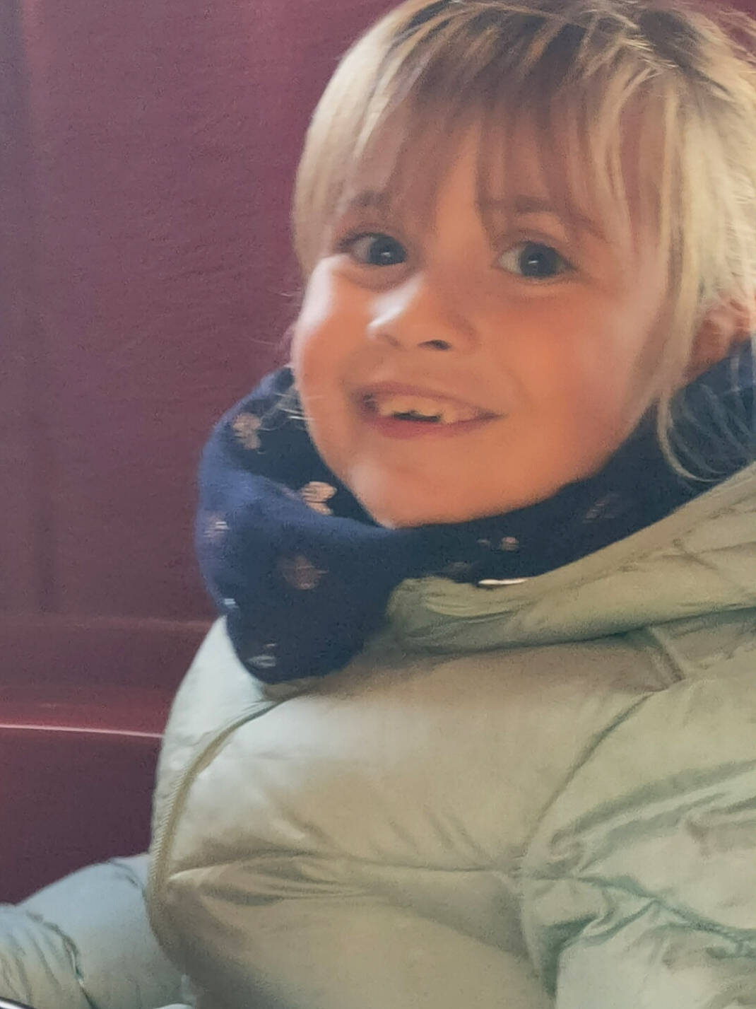 Manon a rejoint le concours — aidez-le/la à gagner de superbes lots ! blond, cheek, child, chin, comfort, electric_blue, eyebrow, eyelash, fun, fur, happy, jacket, joy, mouth, neck, nose, person, sitting, sleeve, smile