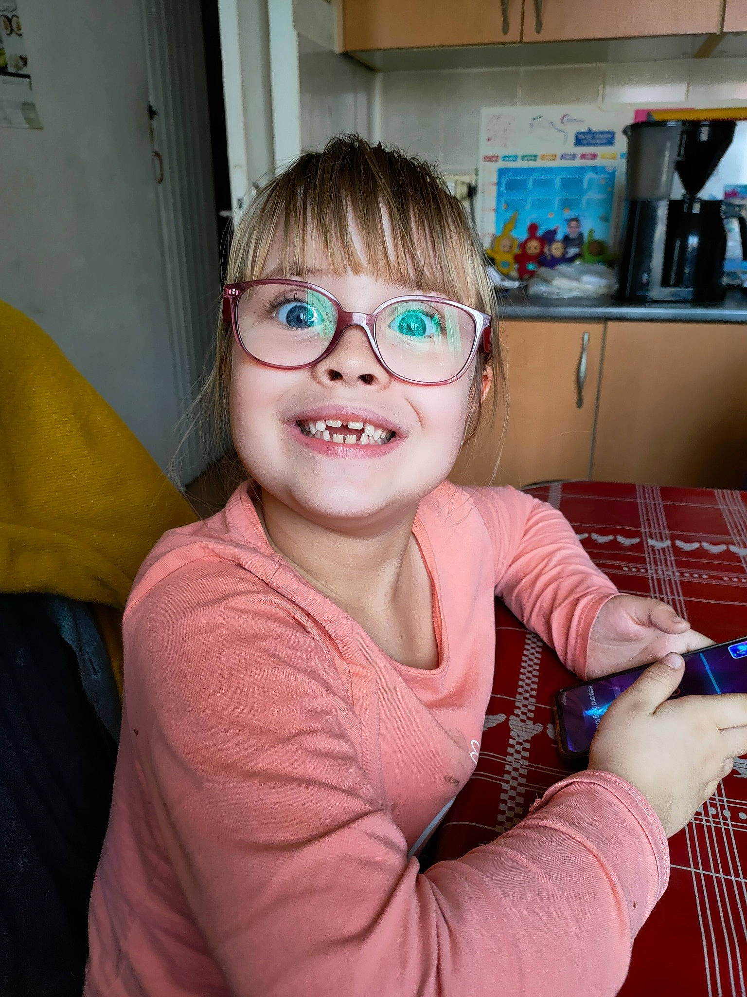 Manon participe au concours pour gagner de l'argent avec cette photo : arm, cheek, chin, eyebrow, eyewear, fun, glasses, goggles, happy, head, joy, kitchen_appliance, nose, person, shoulder, sitting, sleeve, smile, standing, sunglasses