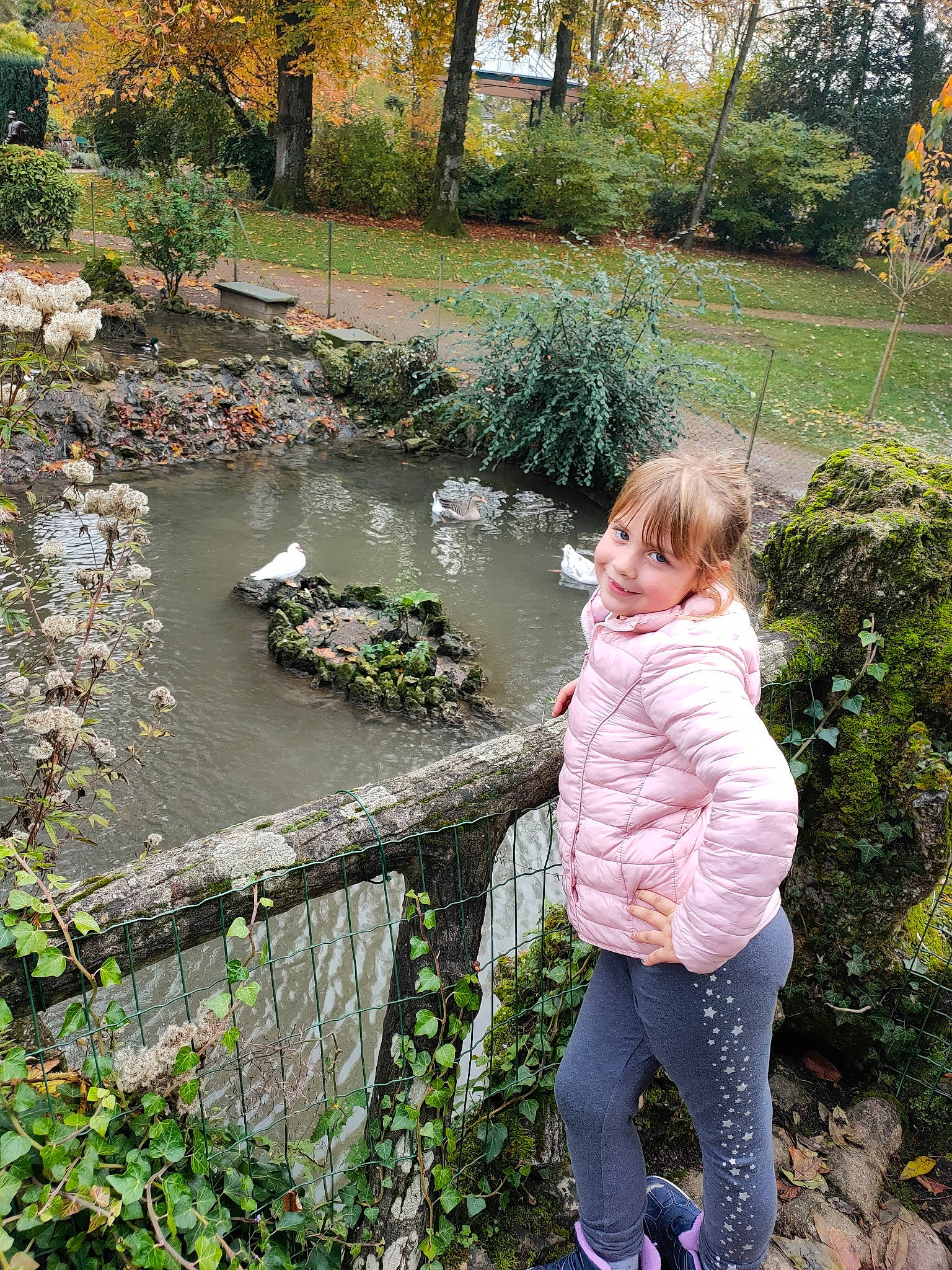 Manon participe au concours pour gagner de l'argent avec cette photo : boot, creek, fence, garden, grass, groundcover, joy, landscape, leaf, leisure, natural_landscape, people_in_nature, person, plant, recreation, riparian_zone, shrub, spring, stream, toddler