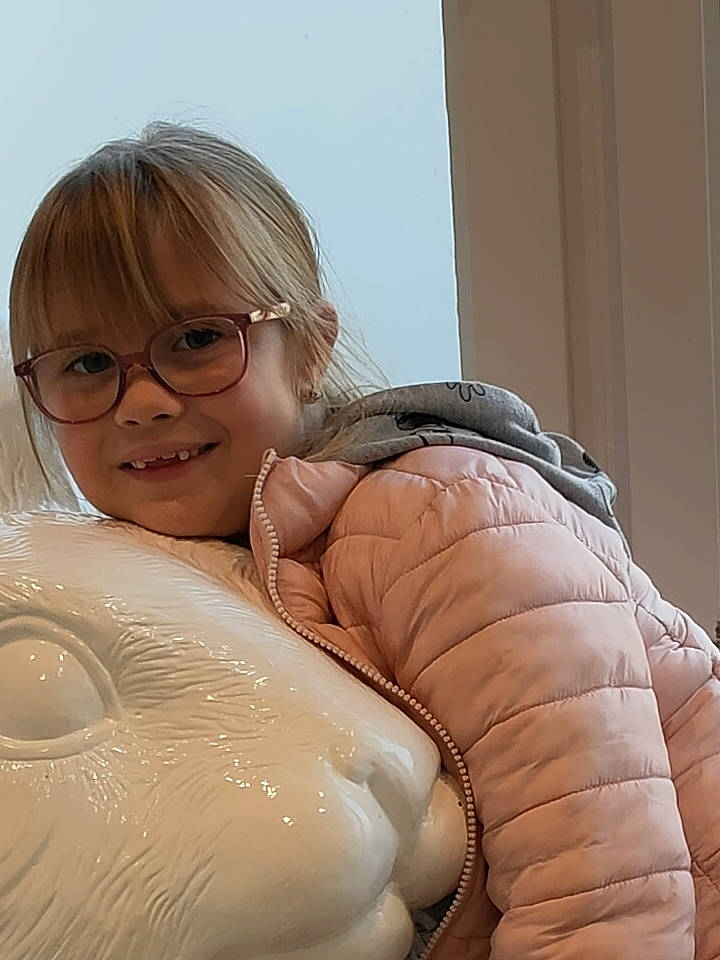 Manon a rejoint le concours — aidez-le/la à gagner de superbes lots ! arm, art, chest, comfort, eye, eyewear, flash_photography, glasses, hand, happy, head, human_body, joy, mouth, neck, person, recreation, sculpture, shoulder, sky