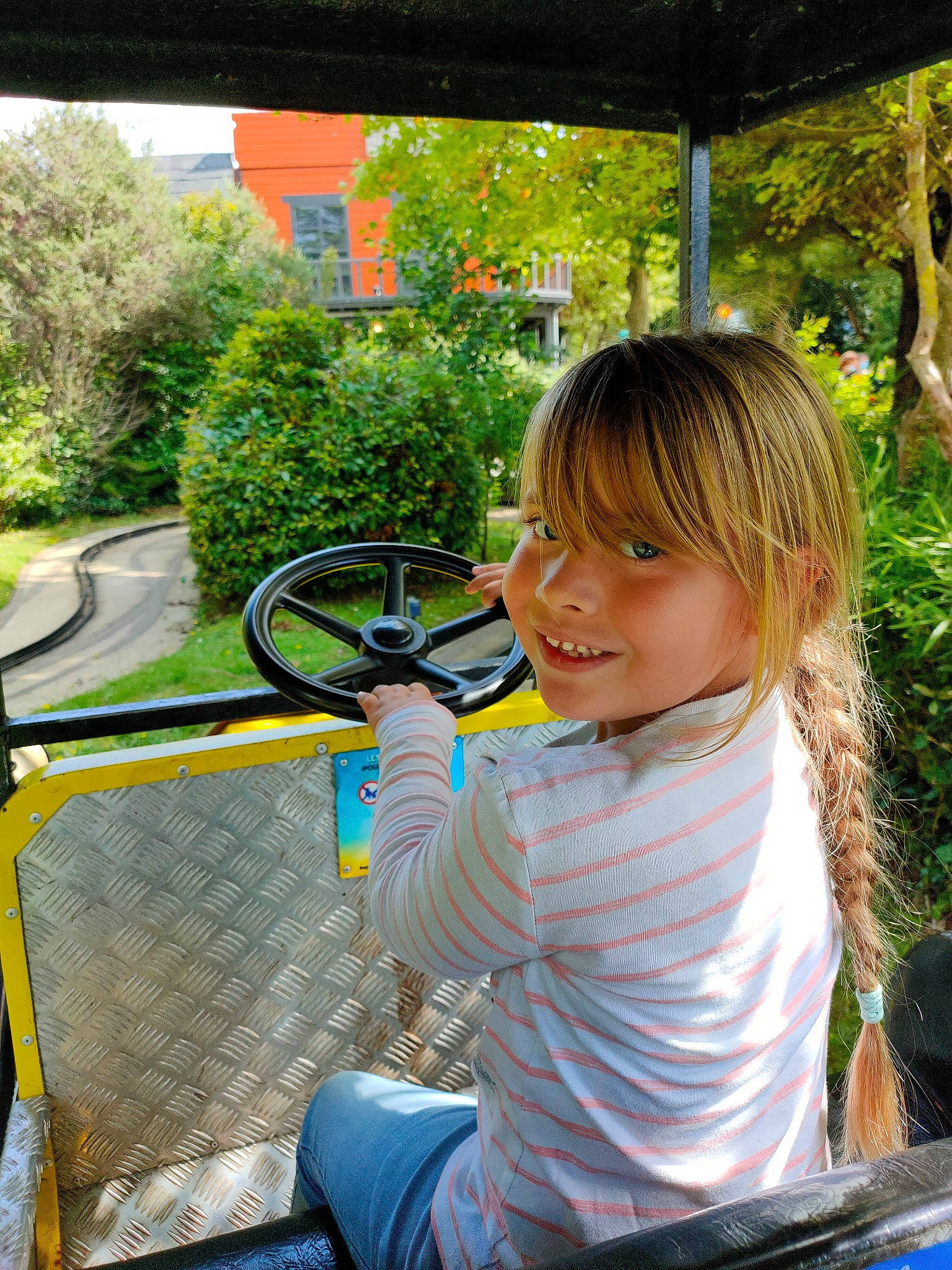 Manon a rejoint le concours — aidez-le/la à gagner de superbes lots ! asphalt, bicycle, fun, grass, happy, joy, land_vehicle, leaf, leisure, motor_vehicle, person, plant, recreation, smile, snapshot, steering_wheel, summer, tire, toddler, tree
