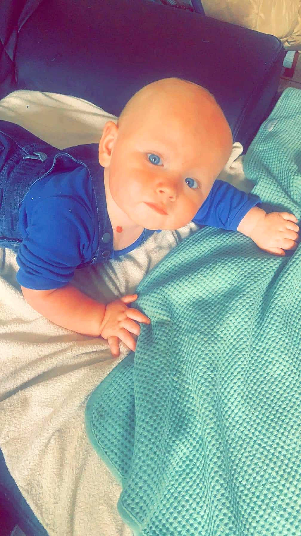 Fabian participe au concours pour gagner de l'argent avec cette photo : baby, baby_products, baby_toddler_clothing, child, comfort, electric_blue, fun, lap, linens, pattern, person, plaid, play, room, sitting, sleeve, t_shirt, tartan, textile, thumb