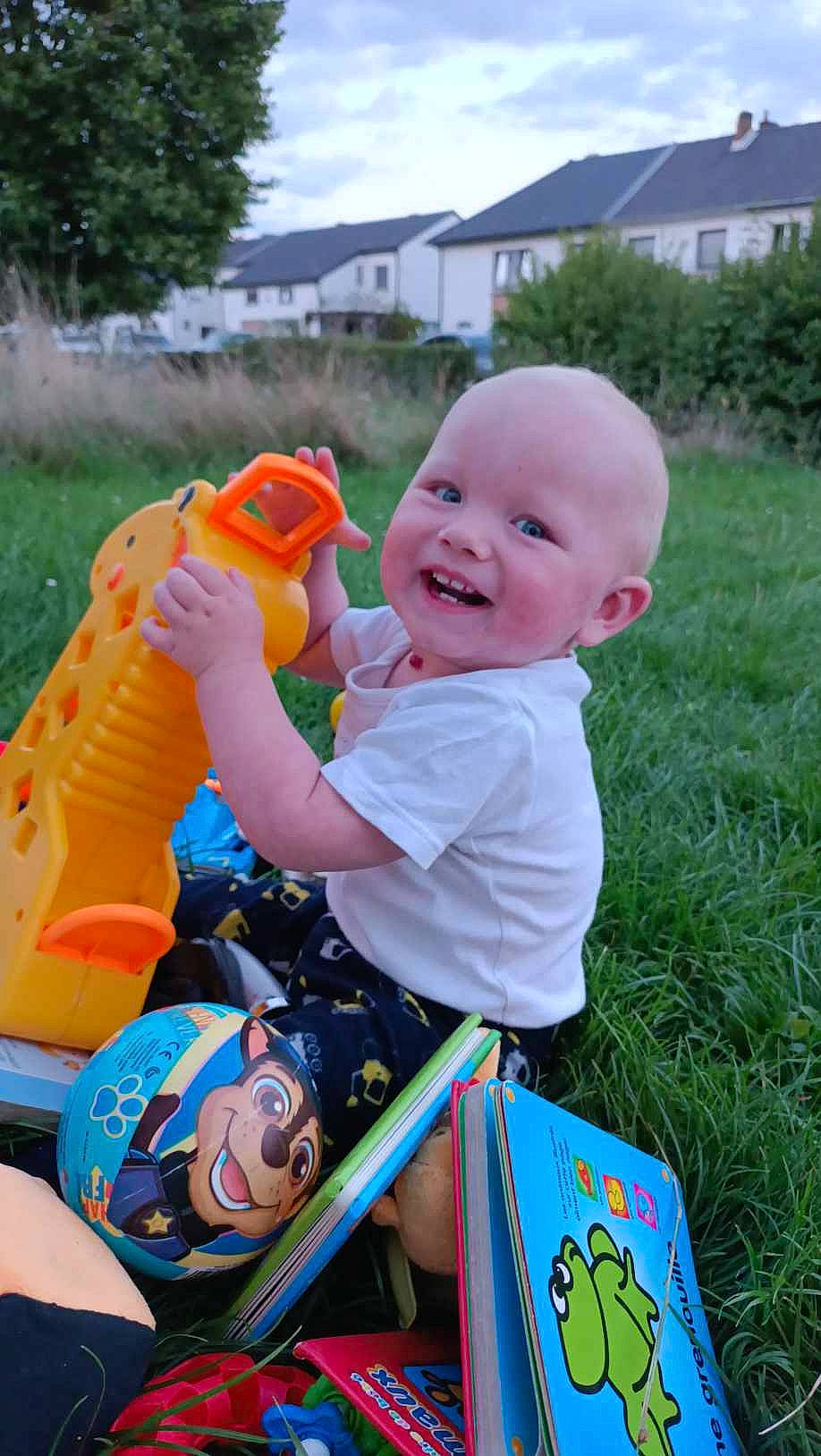 Fabian a rejoint le concours — aidez-le/la à gagner de superbes lots ! baby, baby_toddler_clothing, building, child, chute, fun, grass, happy, joy, leisure, outdoor_play_equipment, person, plant, plastic, product, recreation, sky, smile, summer, toddler