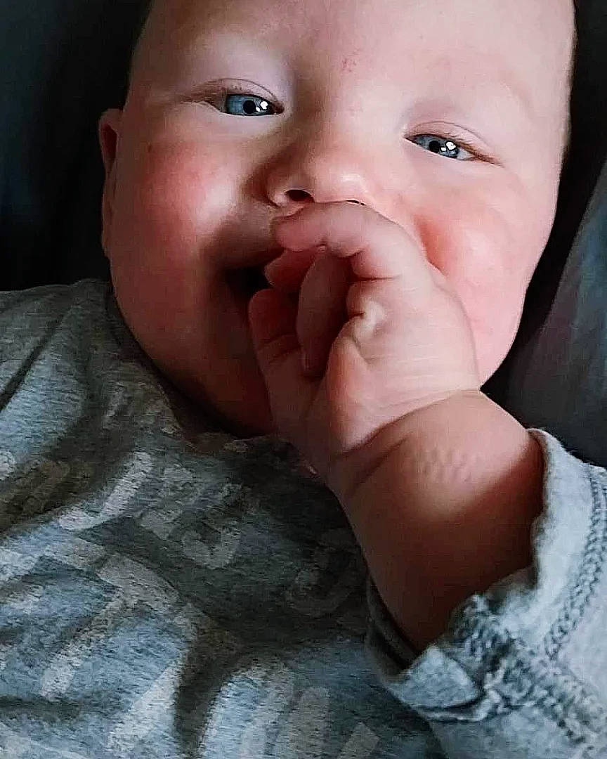 Fabian a rejoint le concours — aidez-le/la à gagner de superbes lots ! baby, baby_toddler_clothing, cheek, chin, comfort, ear, eyelash, finger, gesture, happy, iris, lip, mouth, nail, nose, person, skin, sleeve, smile, thumb