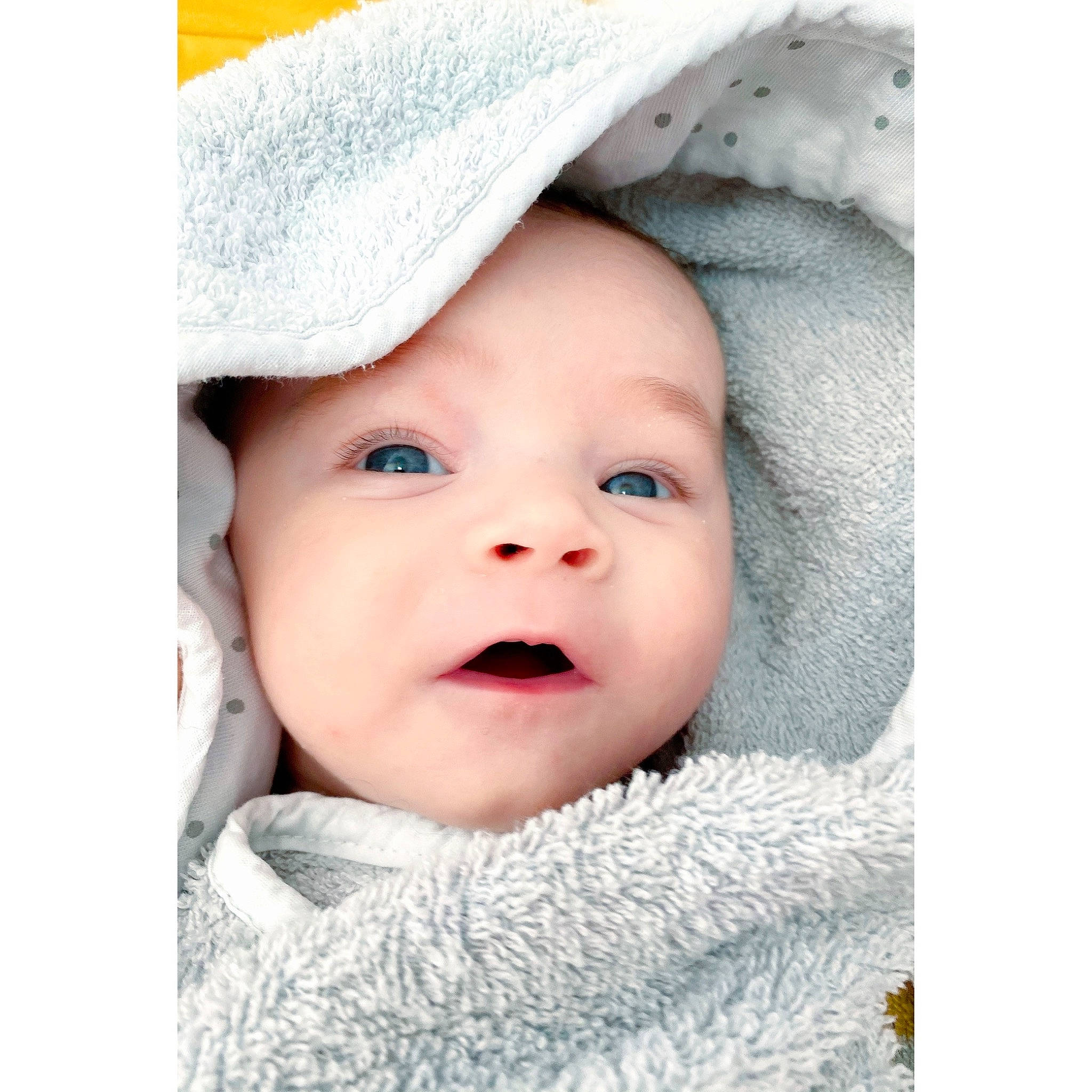 Giulia participe au concours pour gagner de l'argent avec cette photo : baby, baby_toddler_clothing, cap, cheek, chin, comfort, eye, eyebrow, eyelash, face, grey, happy, headwear, linens, lip, nose, person, skin, sleeve, smile
