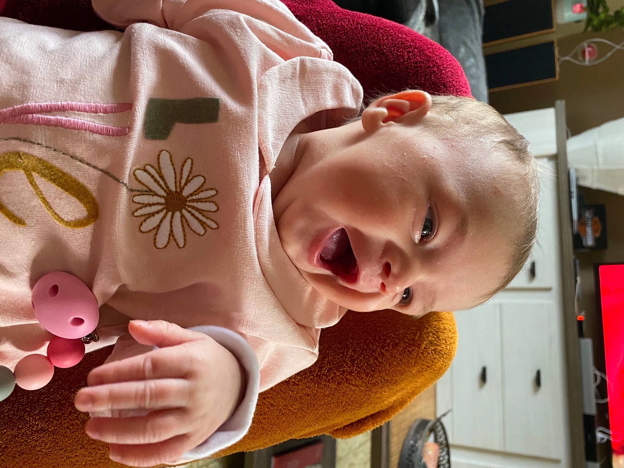 Giulia participe au concours pour gagner de l'argent avec cette photo : baby, baby_laughing, baby_products, baby_toddler_clothing, beauty, cheek, child, facial_expression, fun, happy, linens, mouth, nose, organ, person, petal, pink, skin, smile, toddler