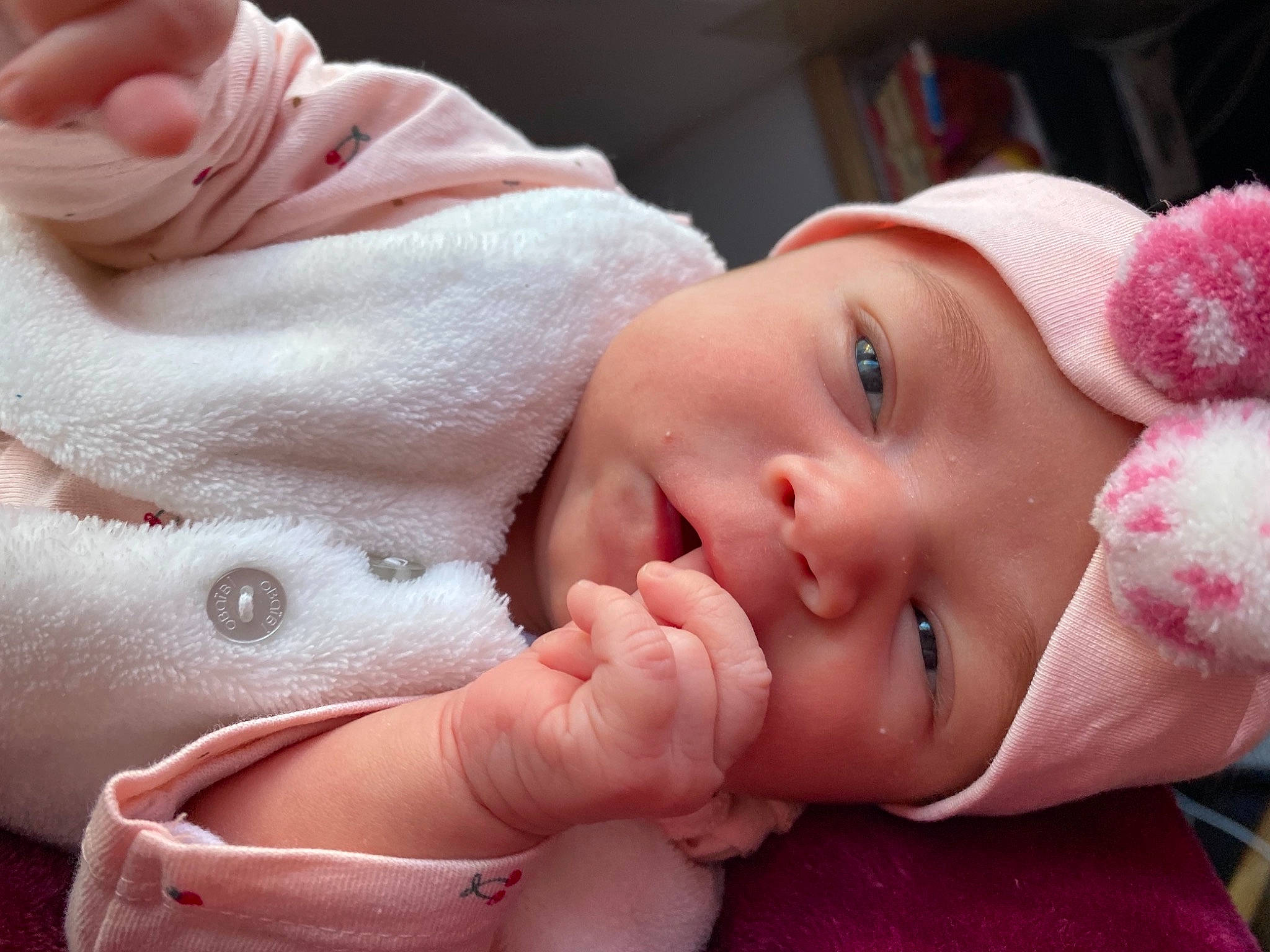 Giulia a rejoint le concours — aidez-le/la à gagner de superbes lots ! arm, baby_toddler_clothing, cheek, chin, eye, eyebrow, eyelash, face, finger, gesture, hand, head, headwear, lip, mouth, nose, person, photograph, pink, skin