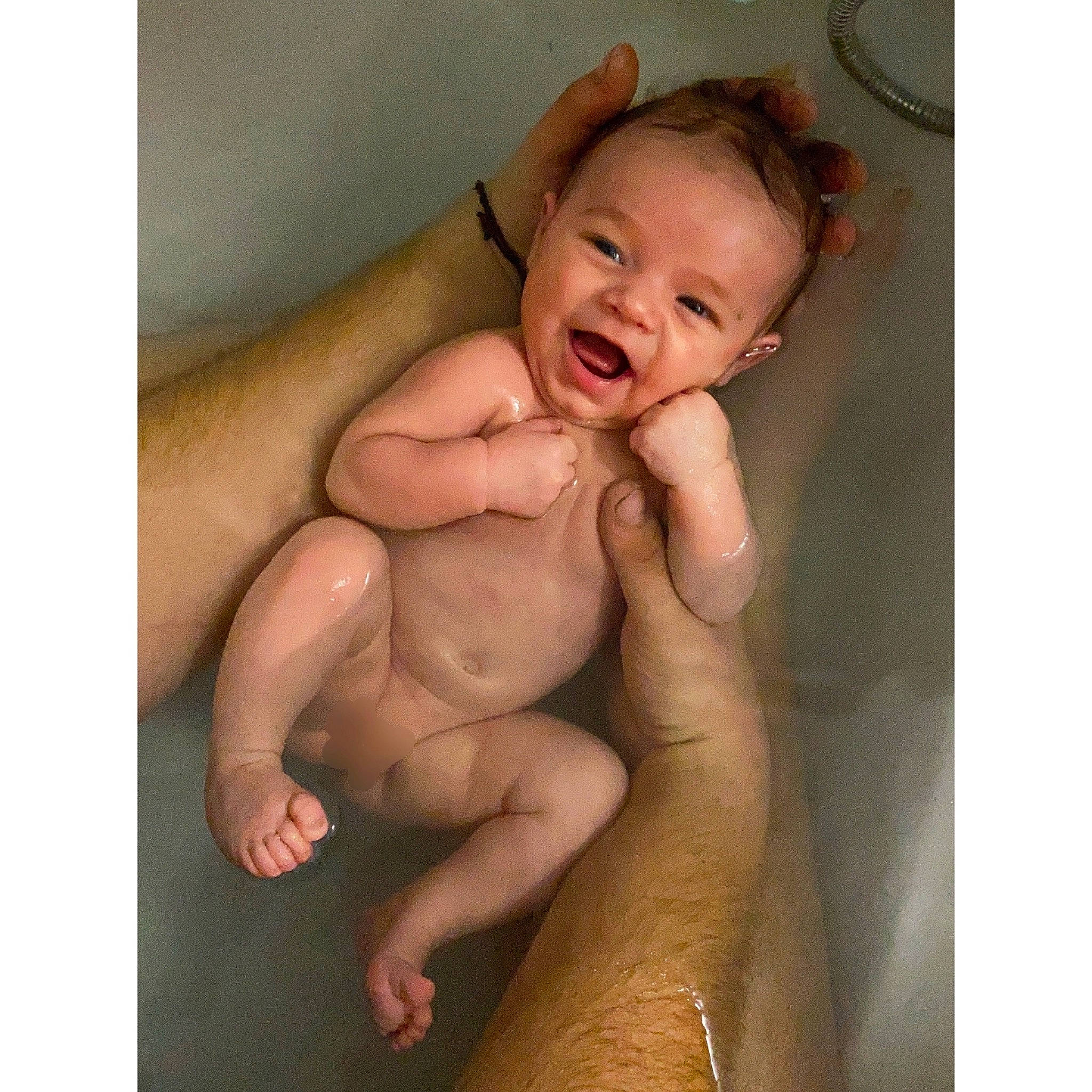 Giulia a rejoint le concours — aidez-le/la à gagner de superbes lots ! arm, bathing, cheek, chest, comfort, elbow, face, finger, gesture, happy, head, human_body, leg, neck, person, smile, stomach, thigh, thumb, toddler