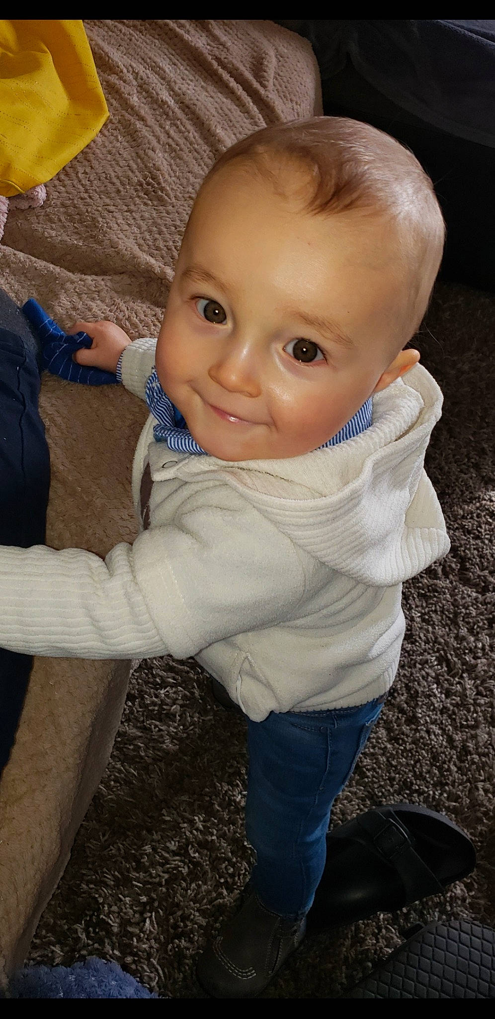 Noa a rejoint le concours — aidez-le/la à gagner de superbes lots ! arm, baby, baby_toddler_clothing, cheek, eye, face, finger, floor, flooring, gesture, hand, happy, iris, joy, mouth, nose, person, skin, smile, standing