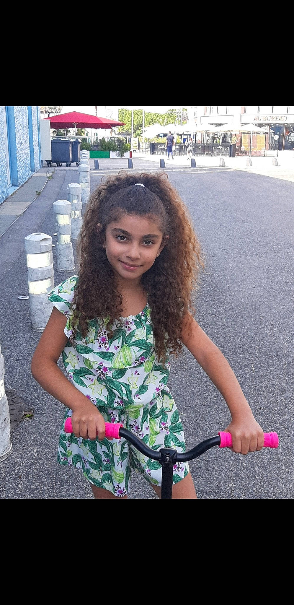 Marie a rejoint le concours — aidez-le/la à gagner de superbes lots ! brown_hair, child, dress, fun, happy, joy, lip, long_hair, person, photography, plant, play, smile, snapshot, style, summer, vacation