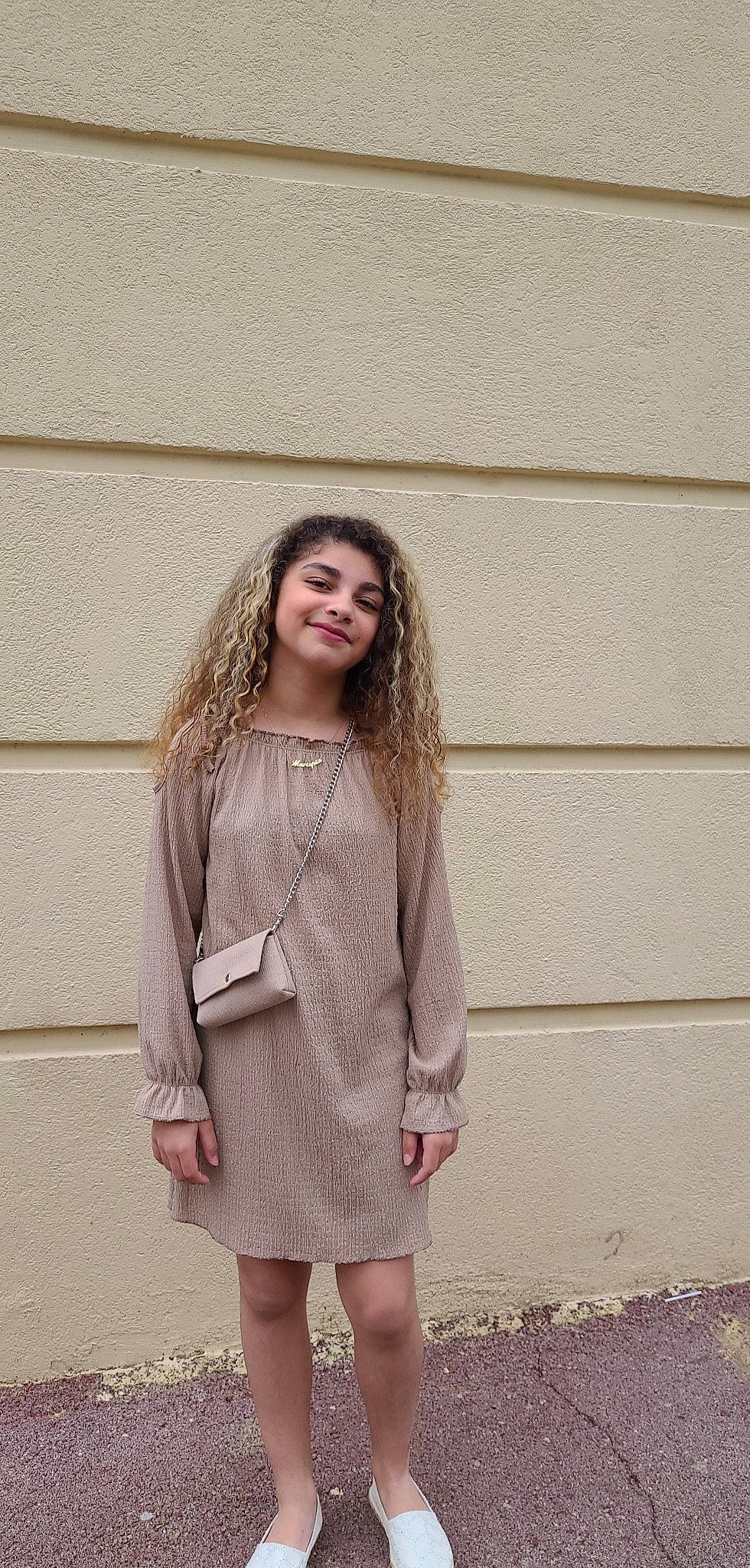 Marie participe au concours pour gagner de l'argent avec cette photo : blazer, blond, day_dress, dress_shirt, fashion_design, grey, happy, joy, knee, lip, long_hair, neck, pattern, person, pink, plaid, sleeve, smile, t_shirt, vintage_clothing
