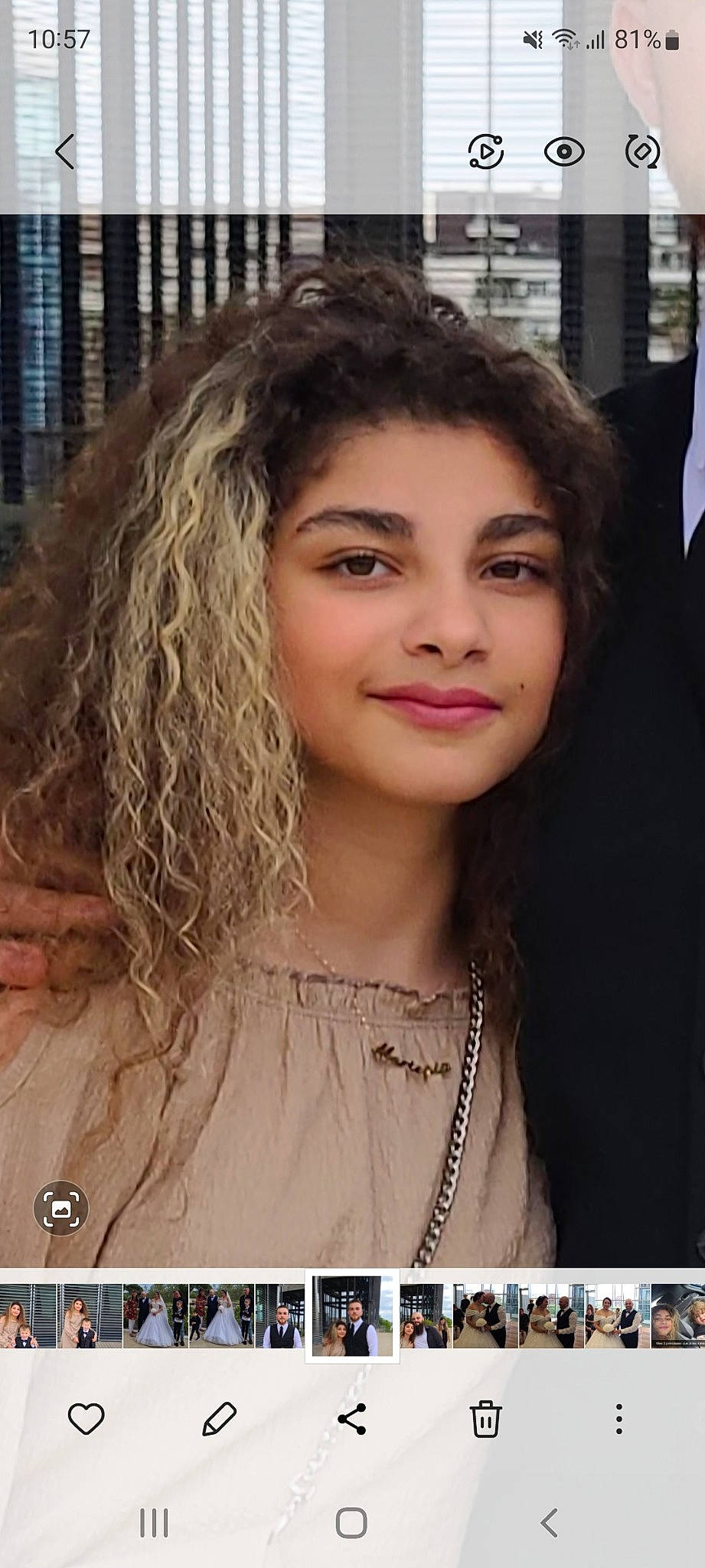 Marie participe au concours pour gagner de l'argent avec cette photo : black_hair, chin, cool, eyebrow, eyelash, flash_photography, forehead, hairstyle, happy, human, iris, jaw, joy, lip, makeover, nose, people, person, photograph, ringlet