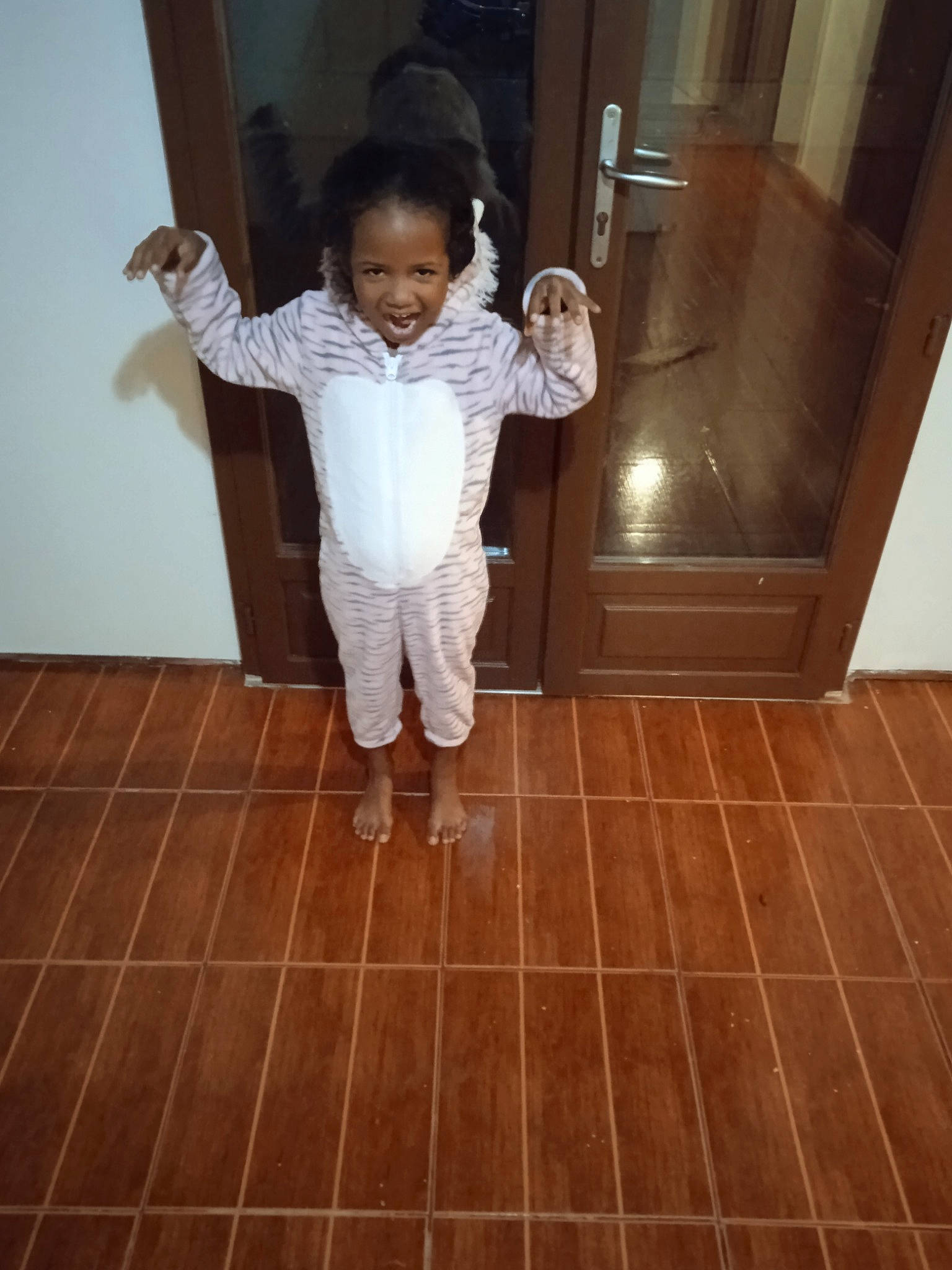 Kassidy participe au concours pour gagner de l'argent avec cette photo : baby_toddler_clothing, child, cleanliness, composite_material, door, floor, flooring, foot, gesture, happy, hardwood, head, human_leg, leg, pattern, person, sleeve, thumb, tile_flooring, toddler