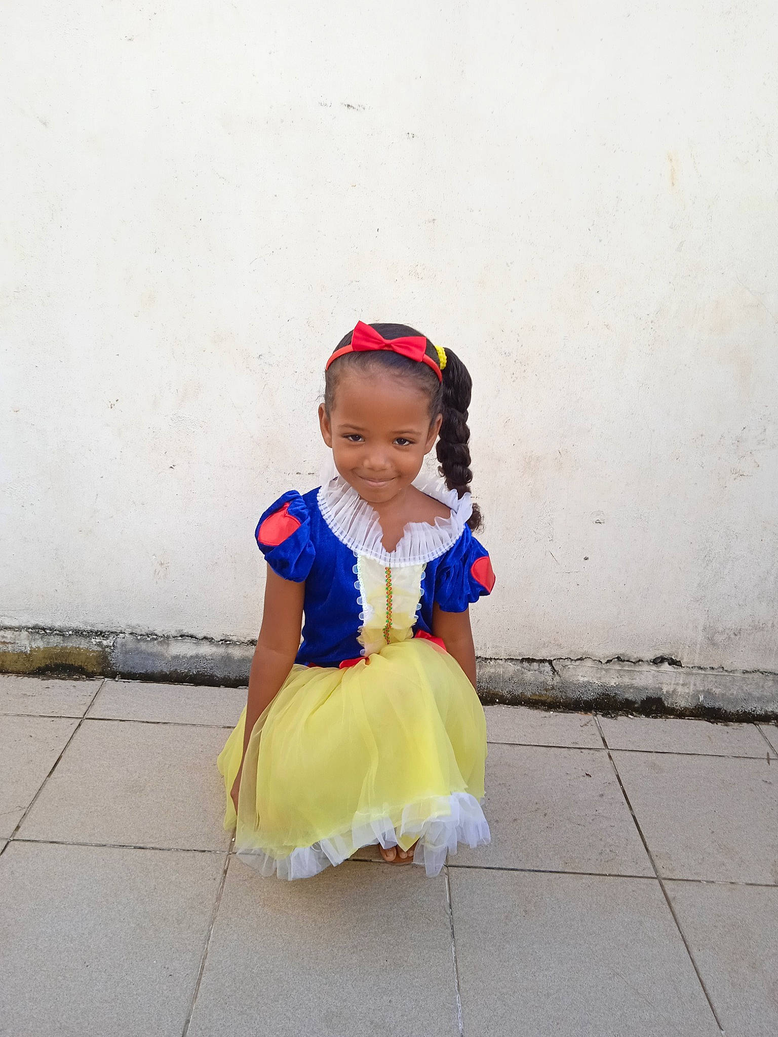 Kassidy a rejoint le concours — aidez-le/la à gagner de superbes lots ! asphalt, baby, baby_toddler_clothing, child, clothing, costume, day_dress, dress, electric_blue, fashion_accessory, fun, happy, headband, joy, magenta, person, sitting, sleeve, smile, street_fashion